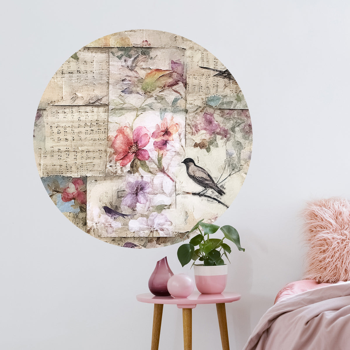 Runder Wandaufkleber mit Blumen und Vogelmotiven in Pastellfarben.