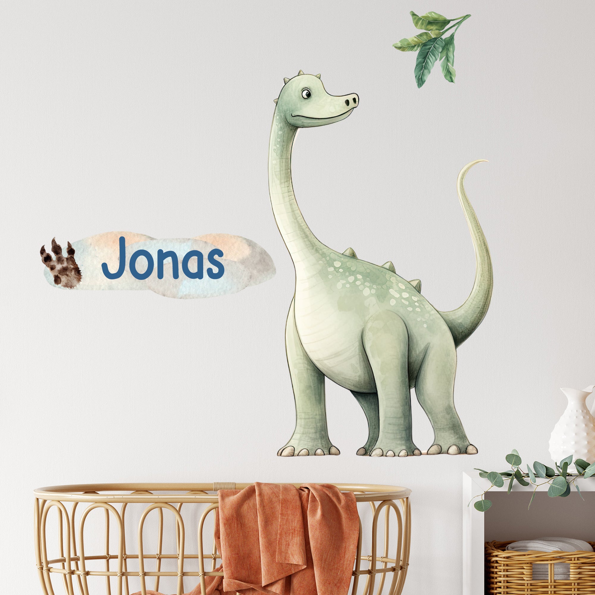 Wandtattoo mit grünem Langhals-Dinosaurier und Wunschname im Kinderzimmer