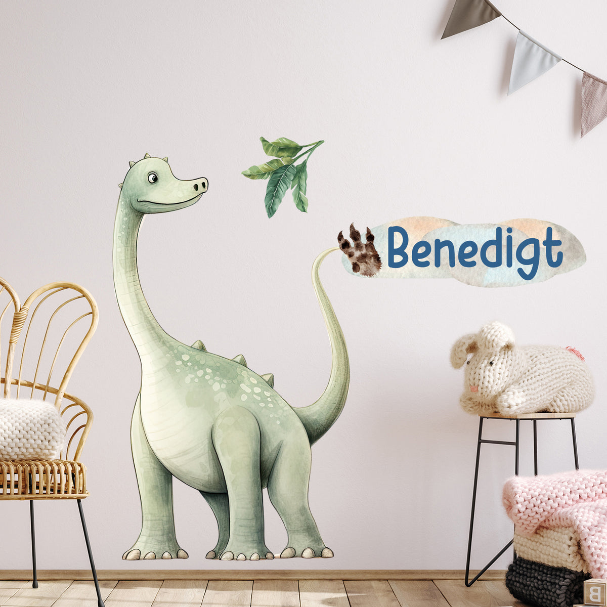 Wandtattoo mit grünem Langhals-Dinosaurier und Wunschname im Kinderzimmer