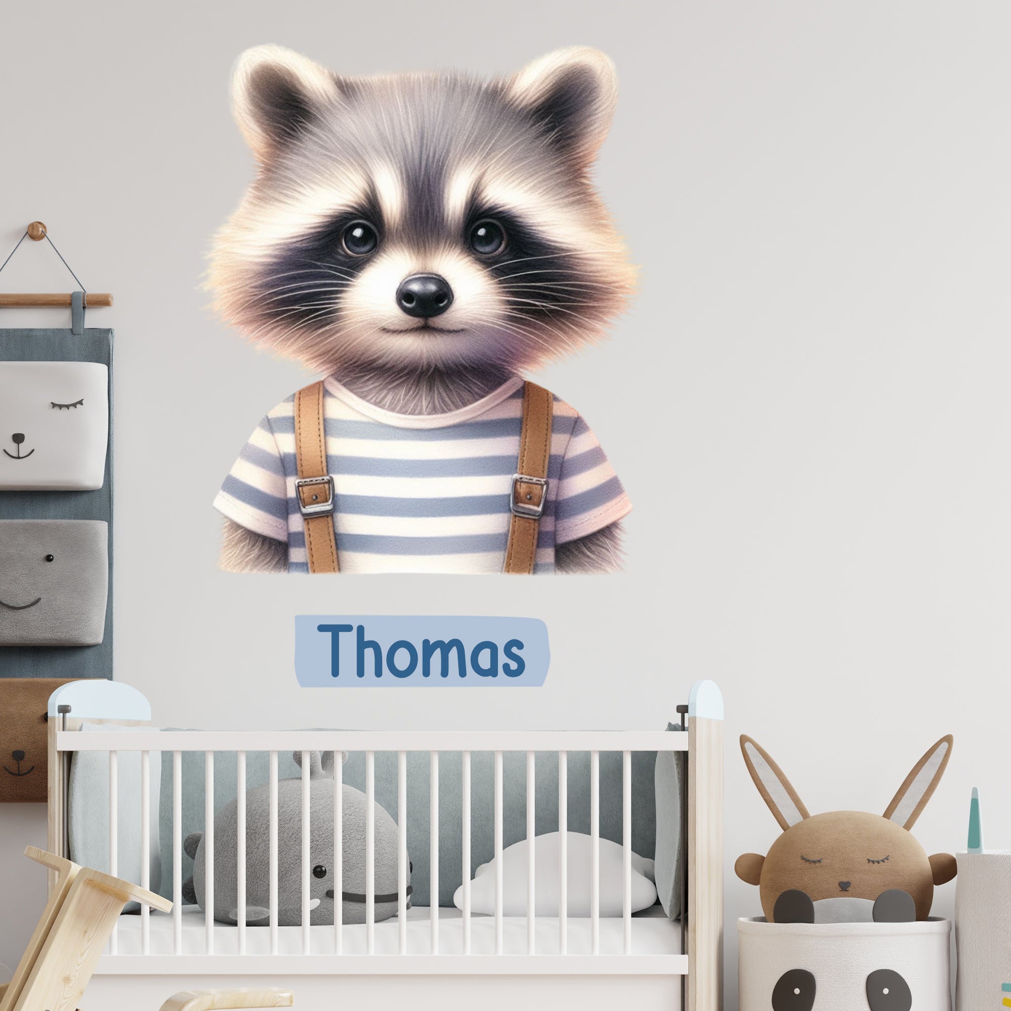Süßer Waschbär mit gestreiftem Shirt und Namen Thomas.