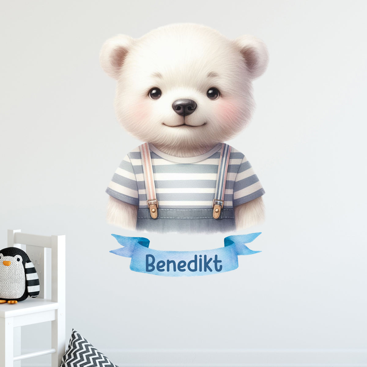 Kuscheliger Bär mit Streifenhemd und dem Namen Benedikt.