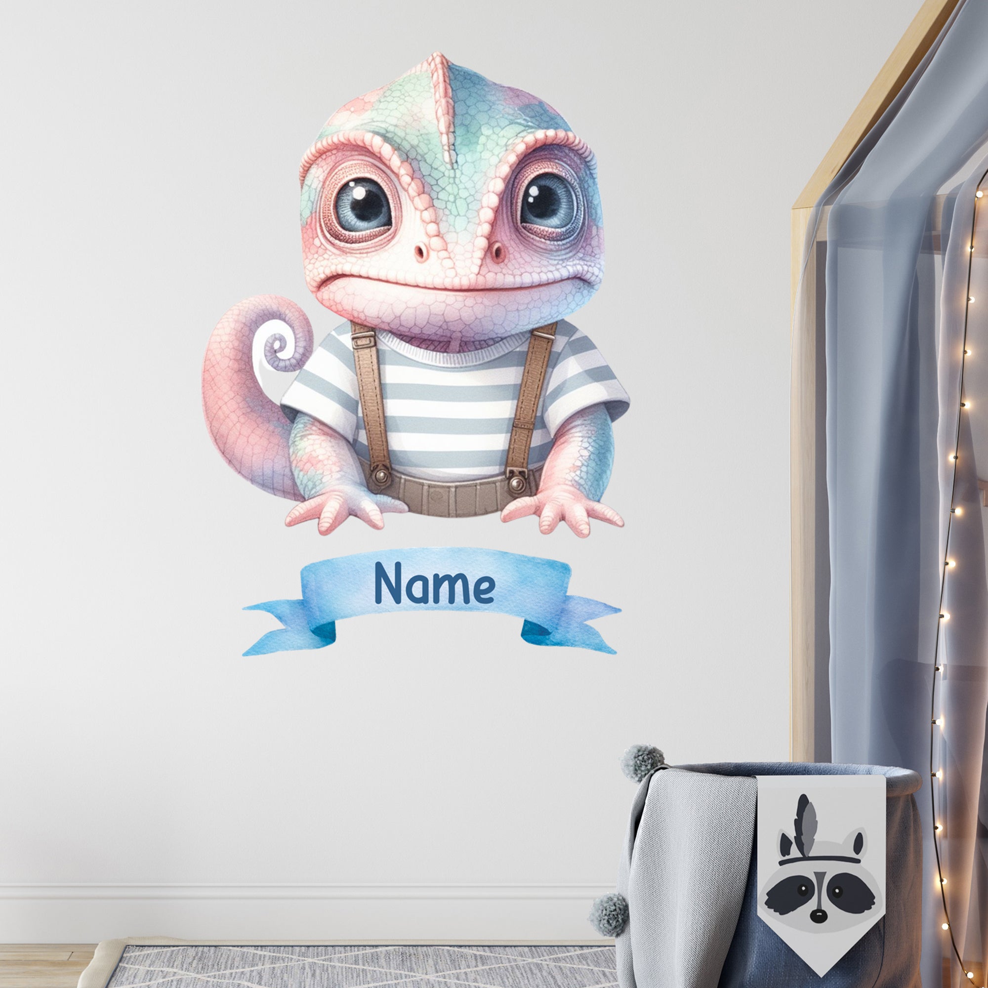 Buntes Chamäleon mit gestreiftem Shirt und Namensbanner.