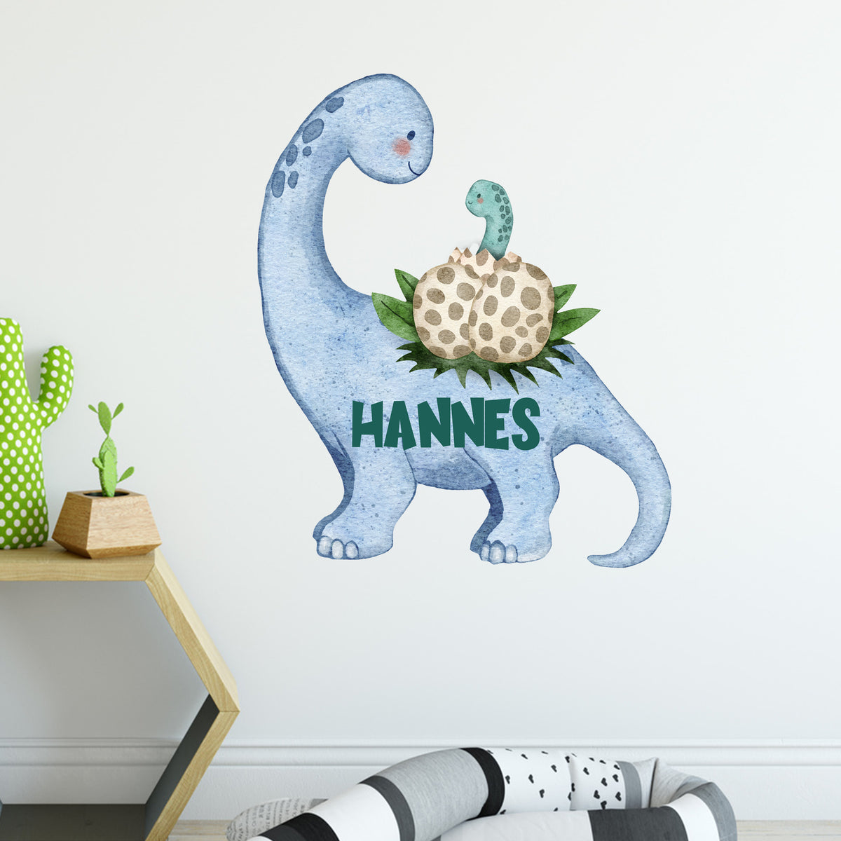 Wandtattoo mit blauem Dinosaurier, Schildkröte und Wunschname im Kinderzimmer