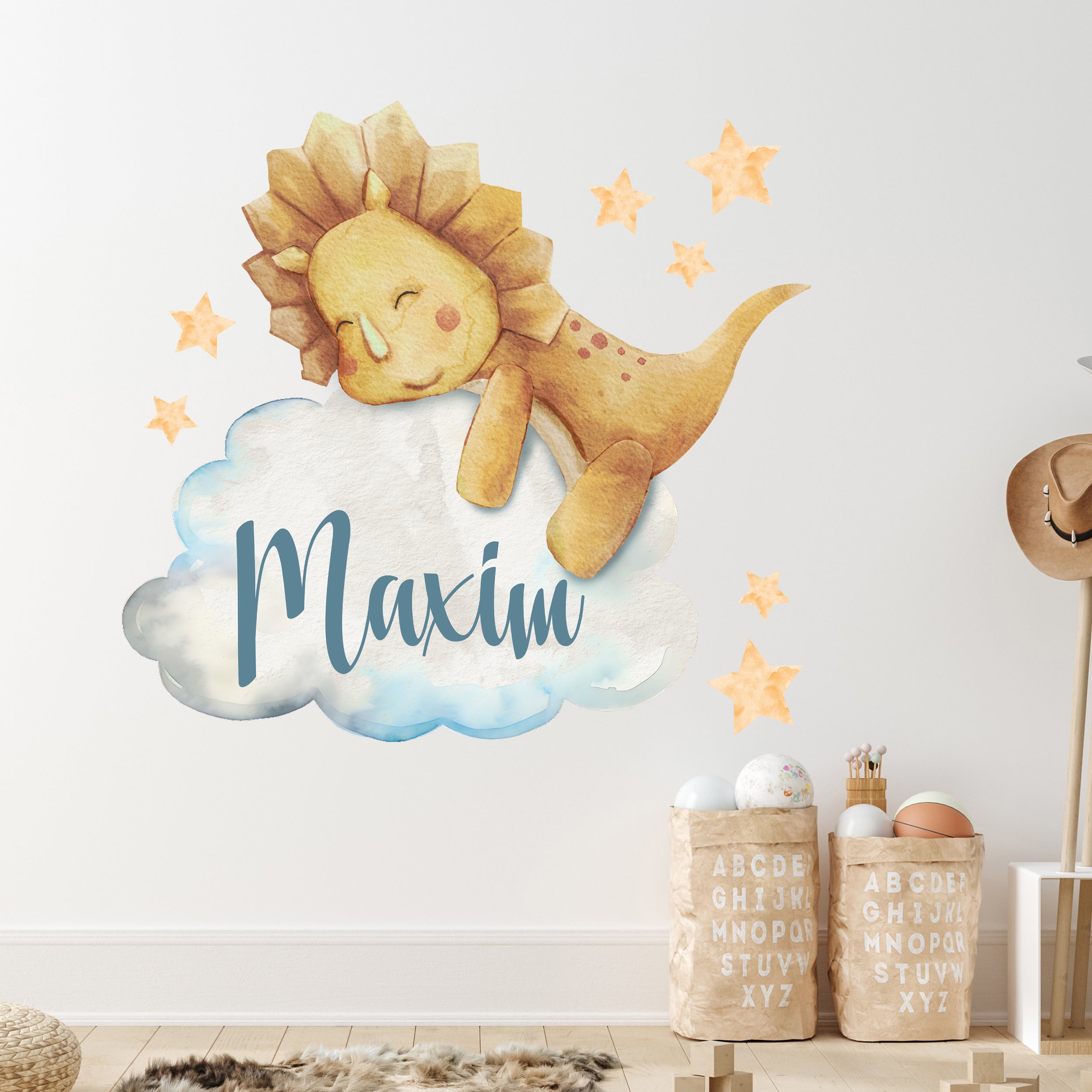 Wandtattoo mit Löwen-Dinosaurier auf Wolke und Wunschname im Kinderzimmer