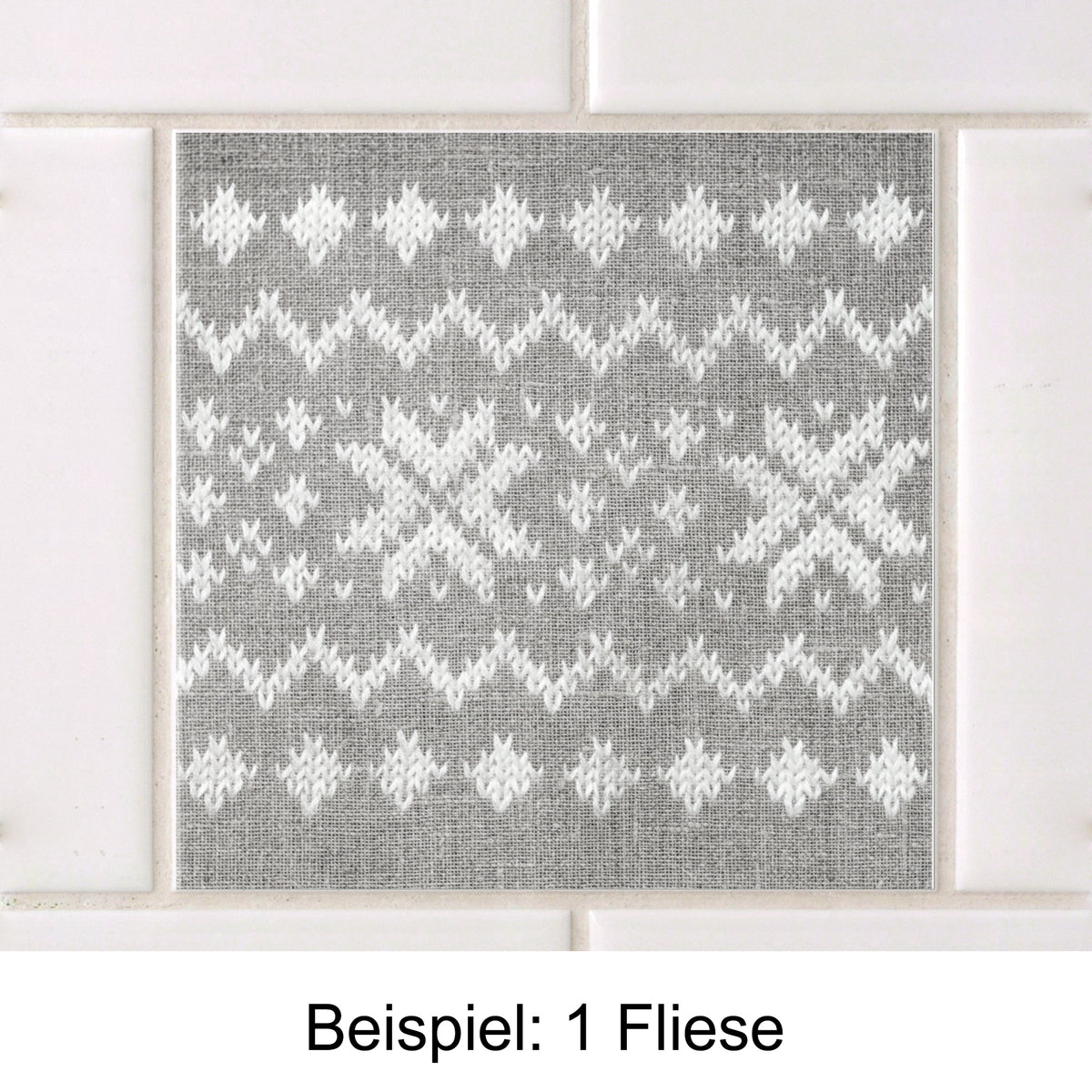Graue Fliese mit weißem, geometrischem Muster.