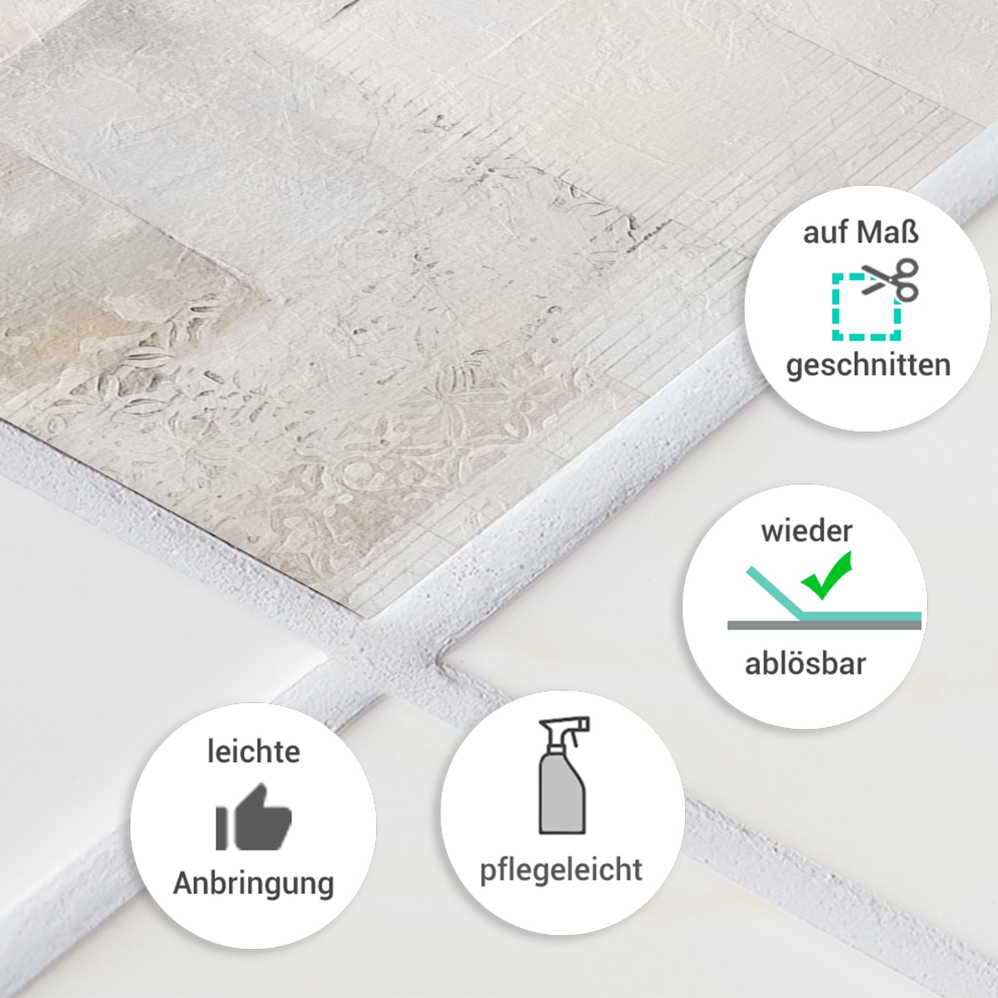 Dekorative, ablösbare Fliesen in hellen, neutralen Farben.