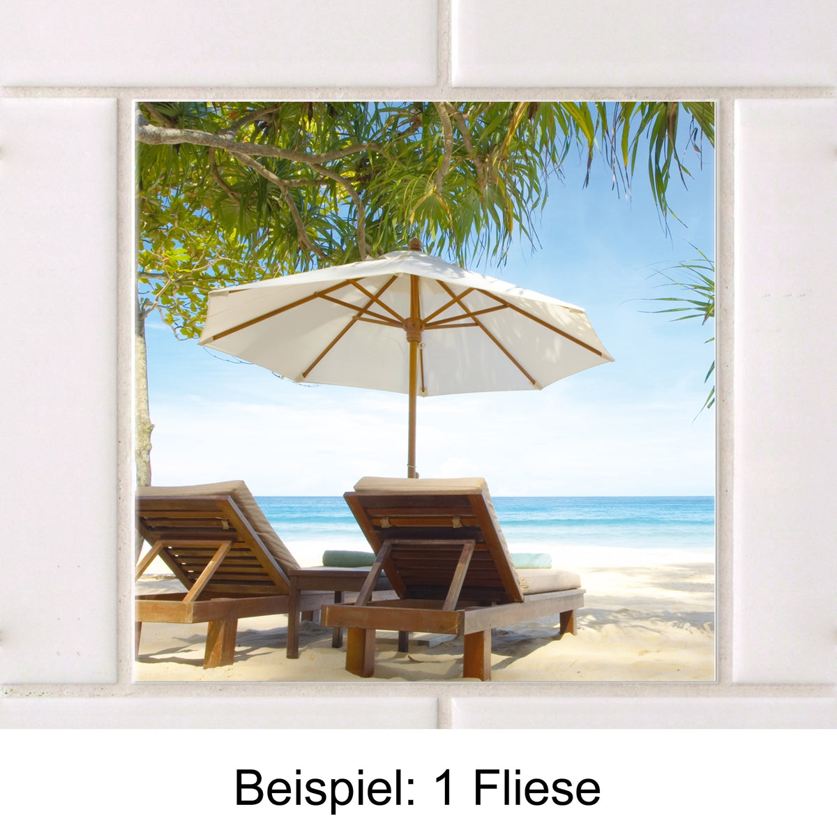 Zwei Liegen unter einem weißen Sonnenschirm am Strand.