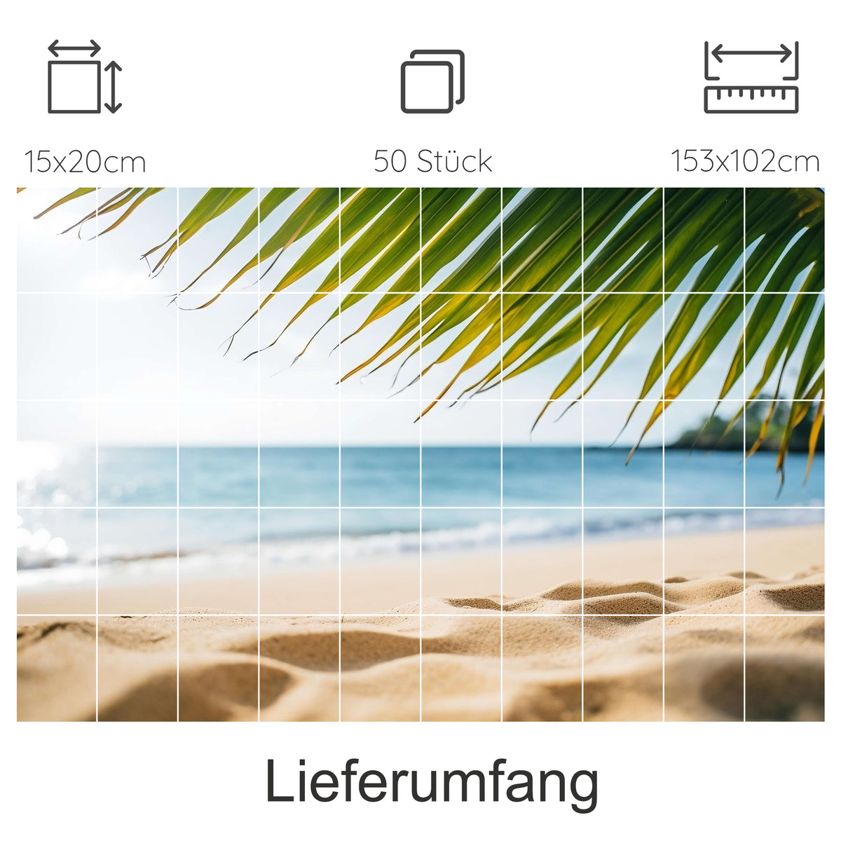 Strand mit Palmenblättern, hellblauer Himmel, Sand.