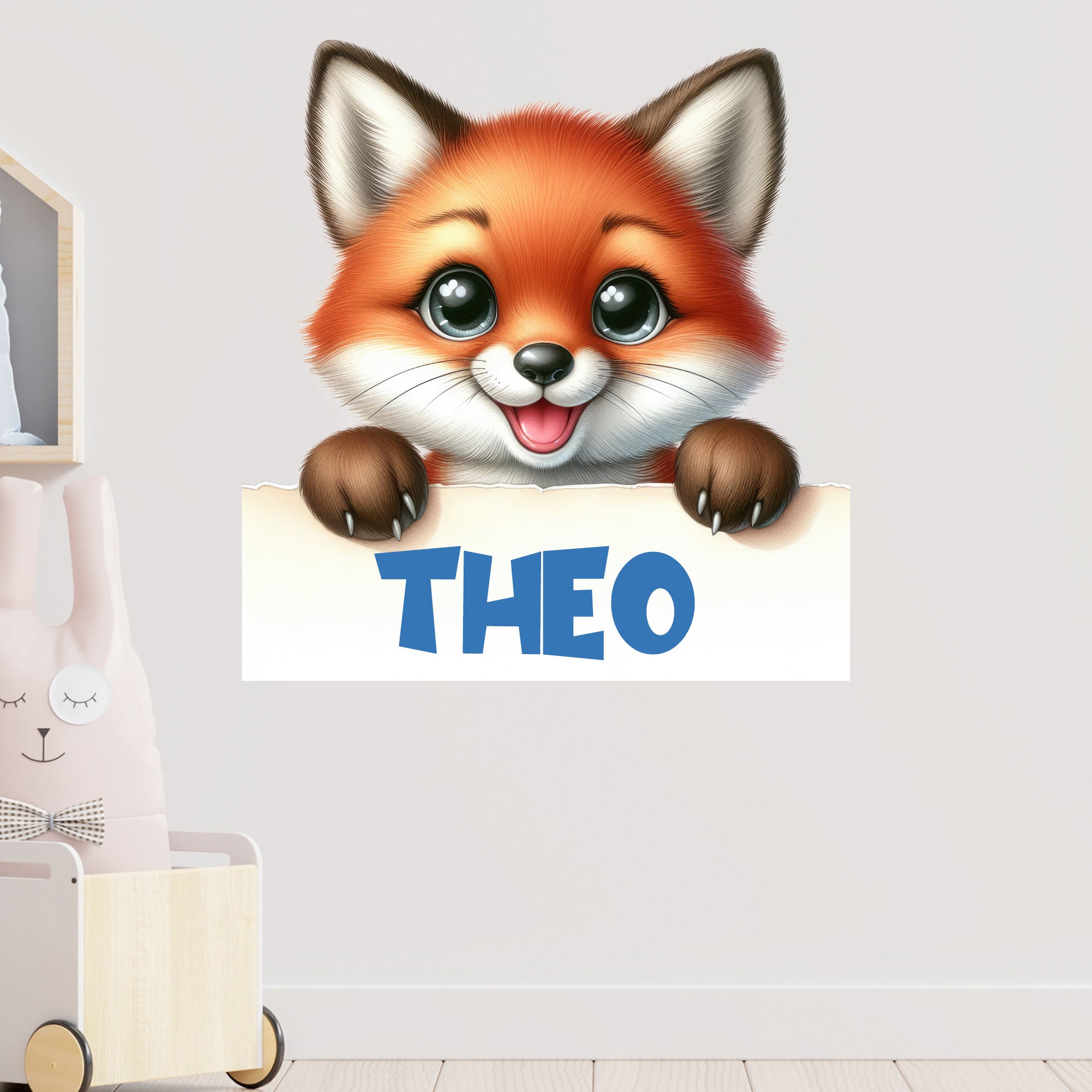 Fuchs mit großen Augen, orangefarben, Schild mit Namen Theo.