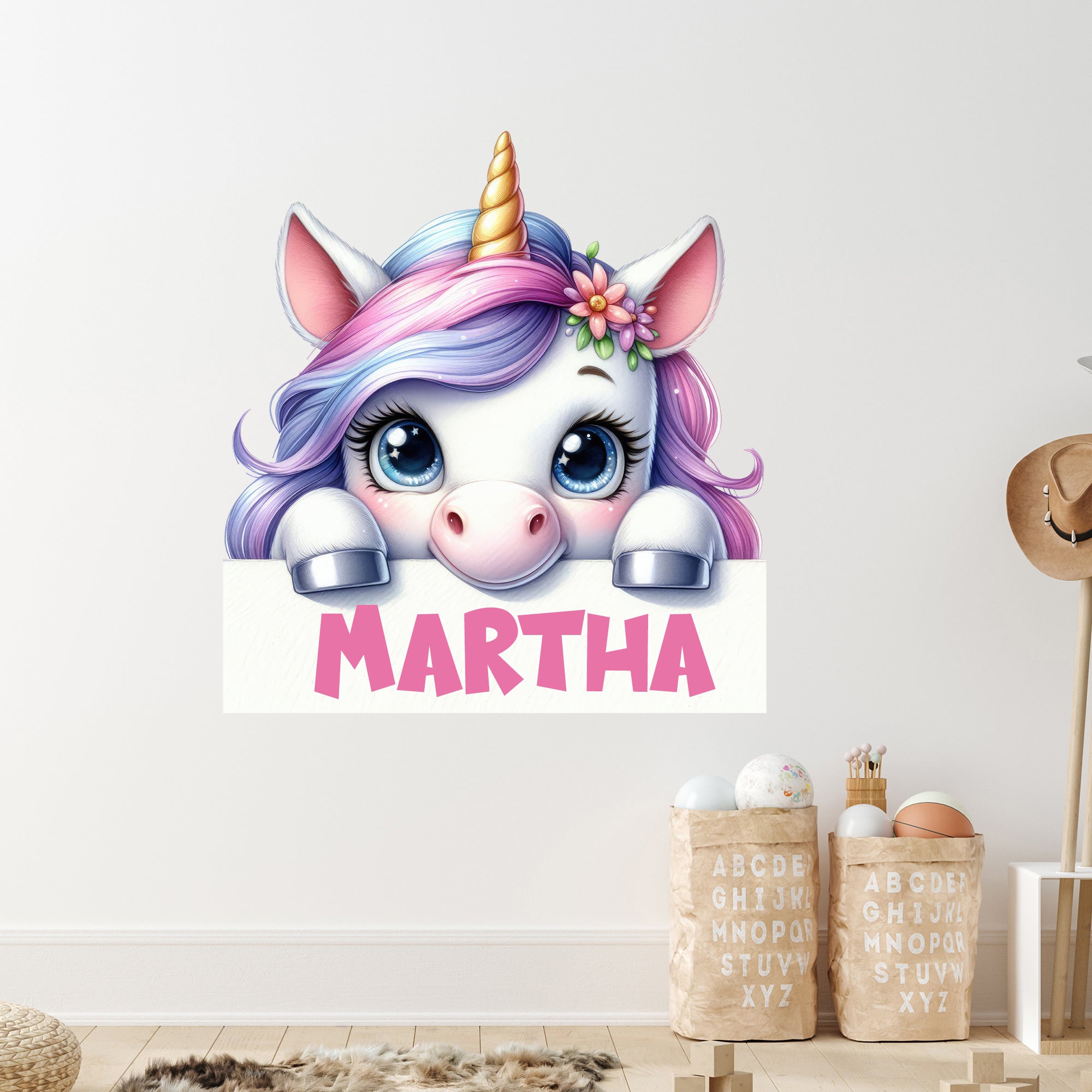 Einhorn mit bunten Haaren und Namen „Martha“ in Pink.