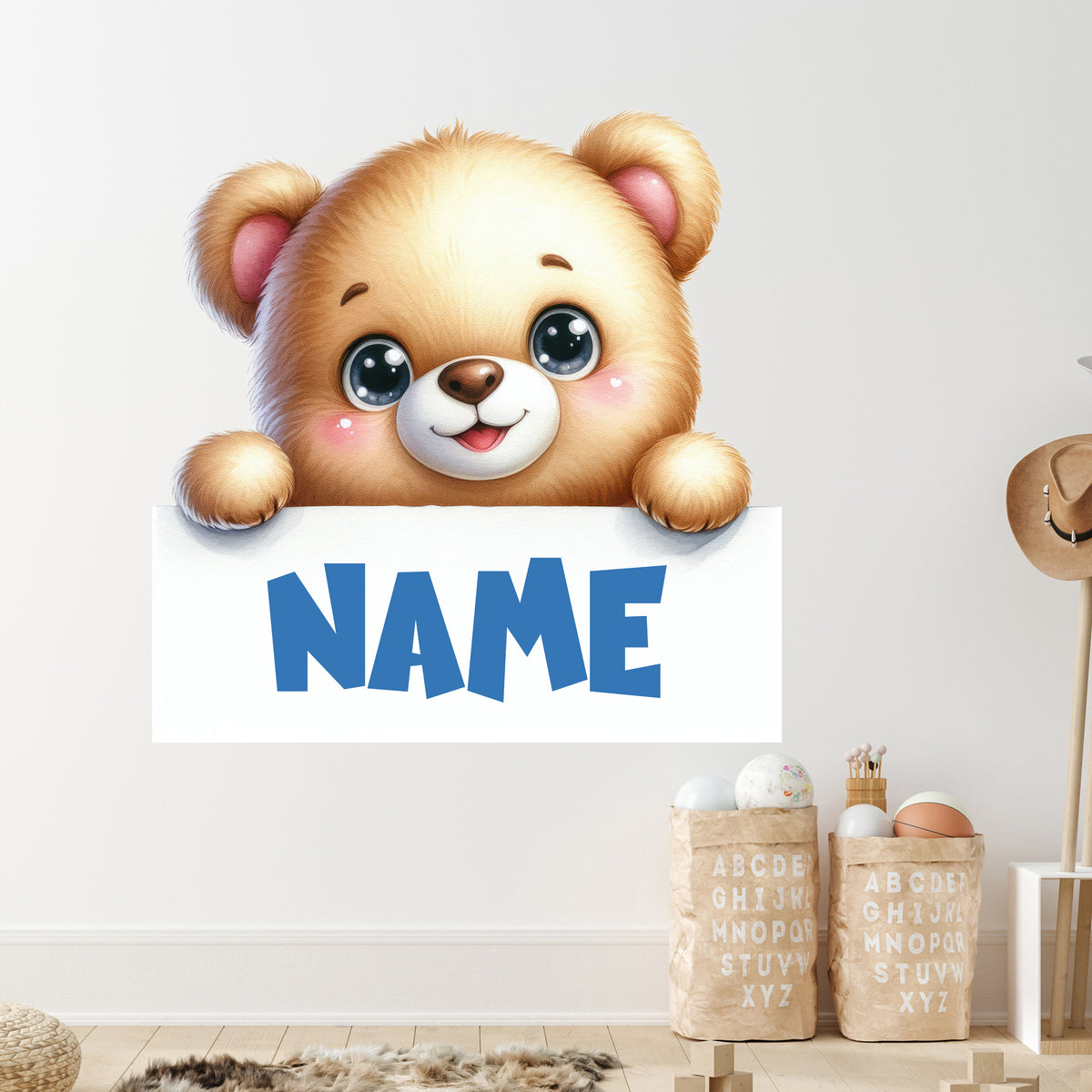 Süßer, brauner Bär hält ein Schild mit "NAME".