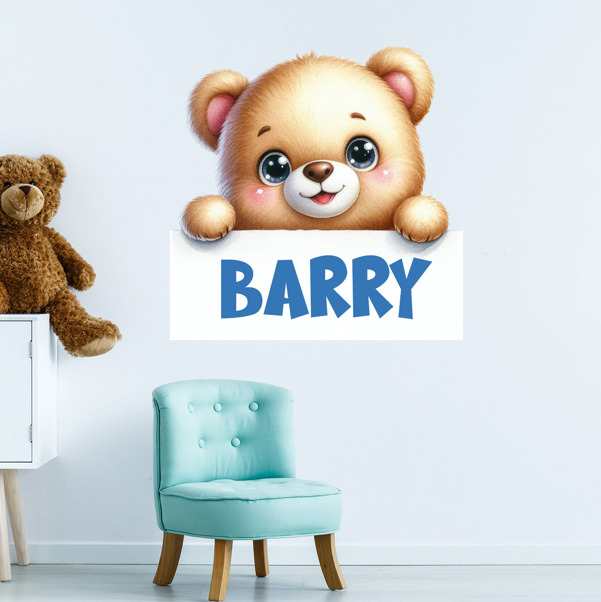 Kuscheliger Bär mit Schild und blauem Namen "BARRY".