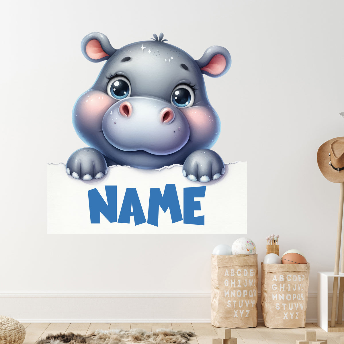 Graues Nilpferd mit personalisierbarem Schild in blau.