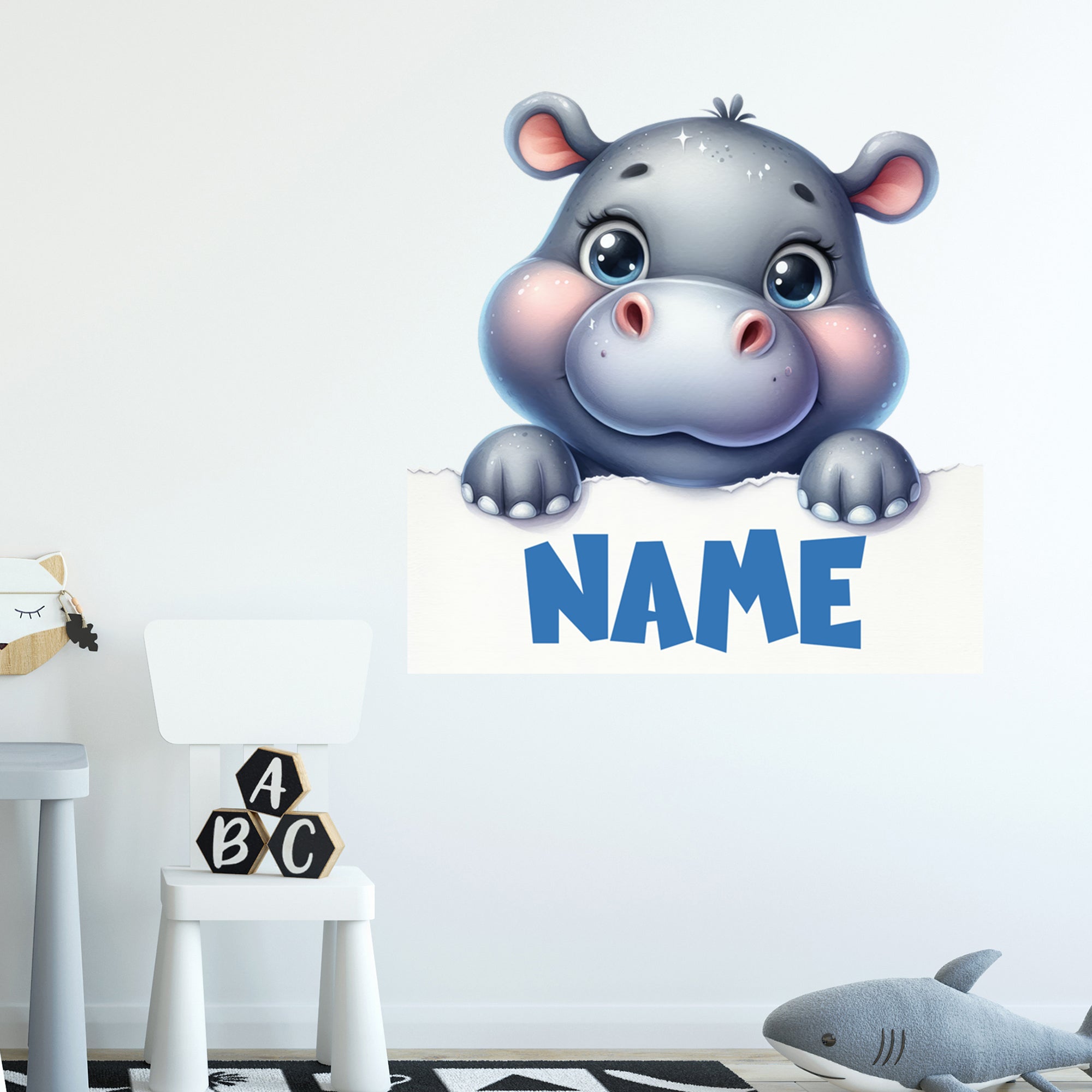 Graues Nilpferd mit personalisierbarem Schild in Blau.