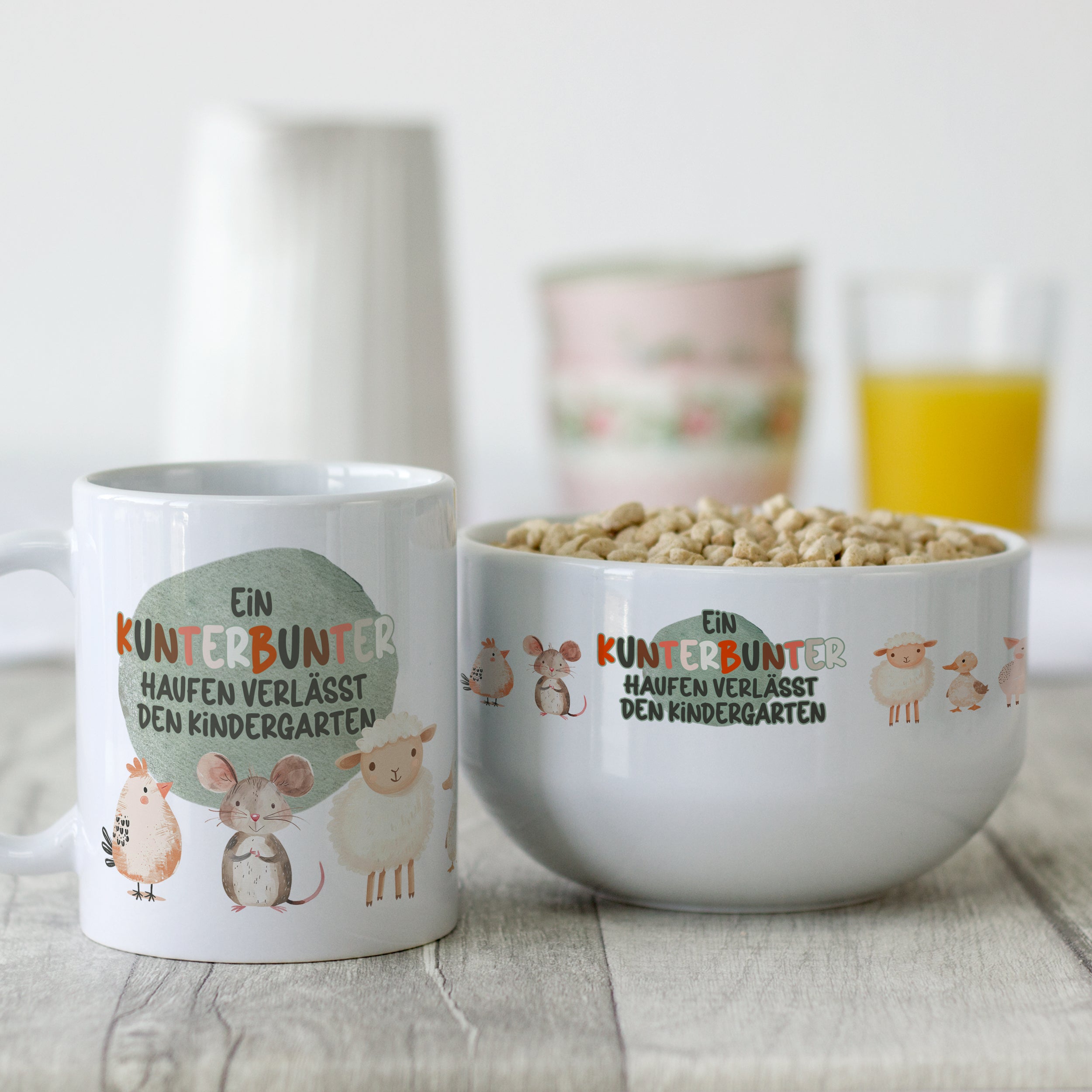 Kaffeetasse und Schüssel mit kindgerechtem Design und Text.