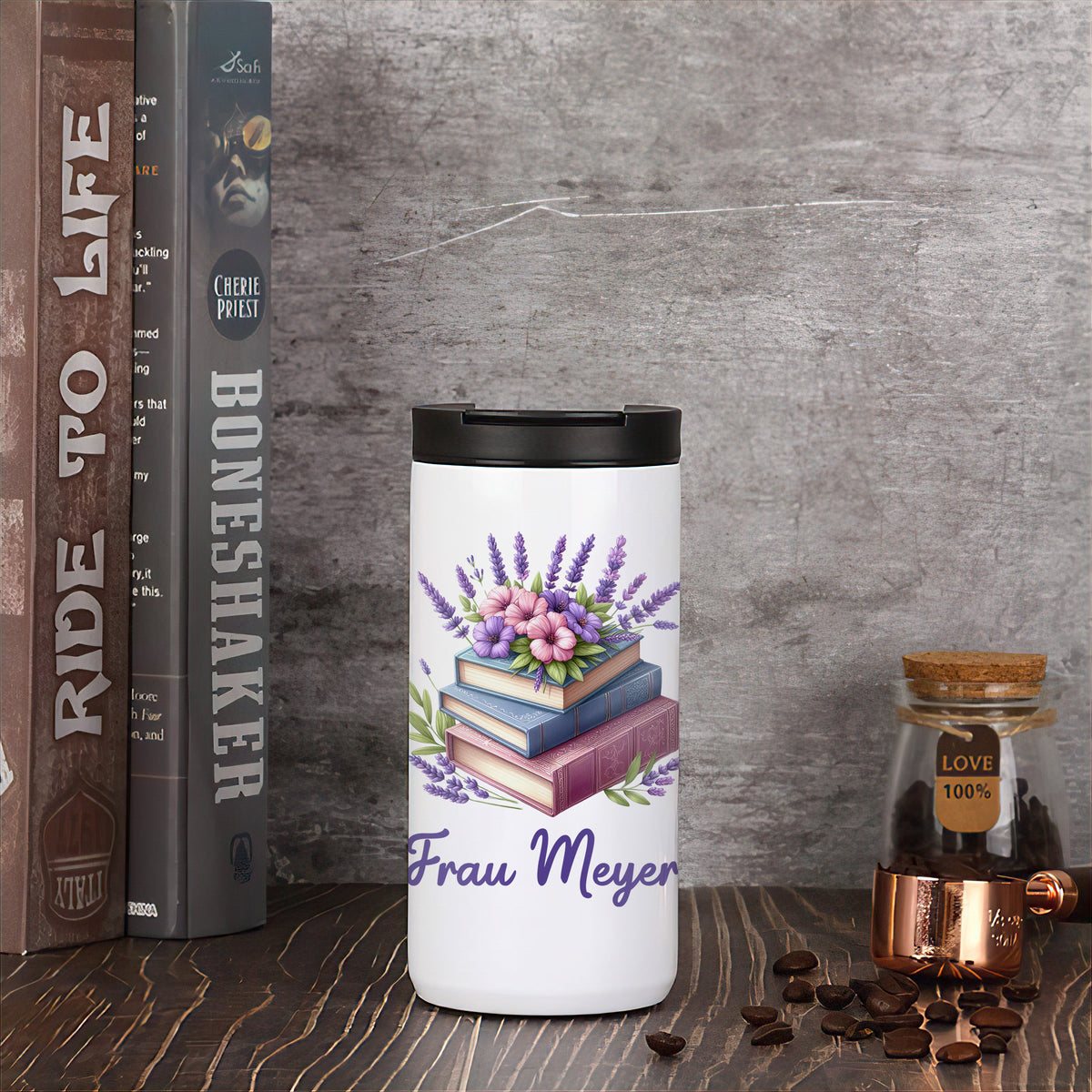 Thermo-Kaffeebecher mit Bücherstapel, Lavendel und Wunschname in Wohnszene
