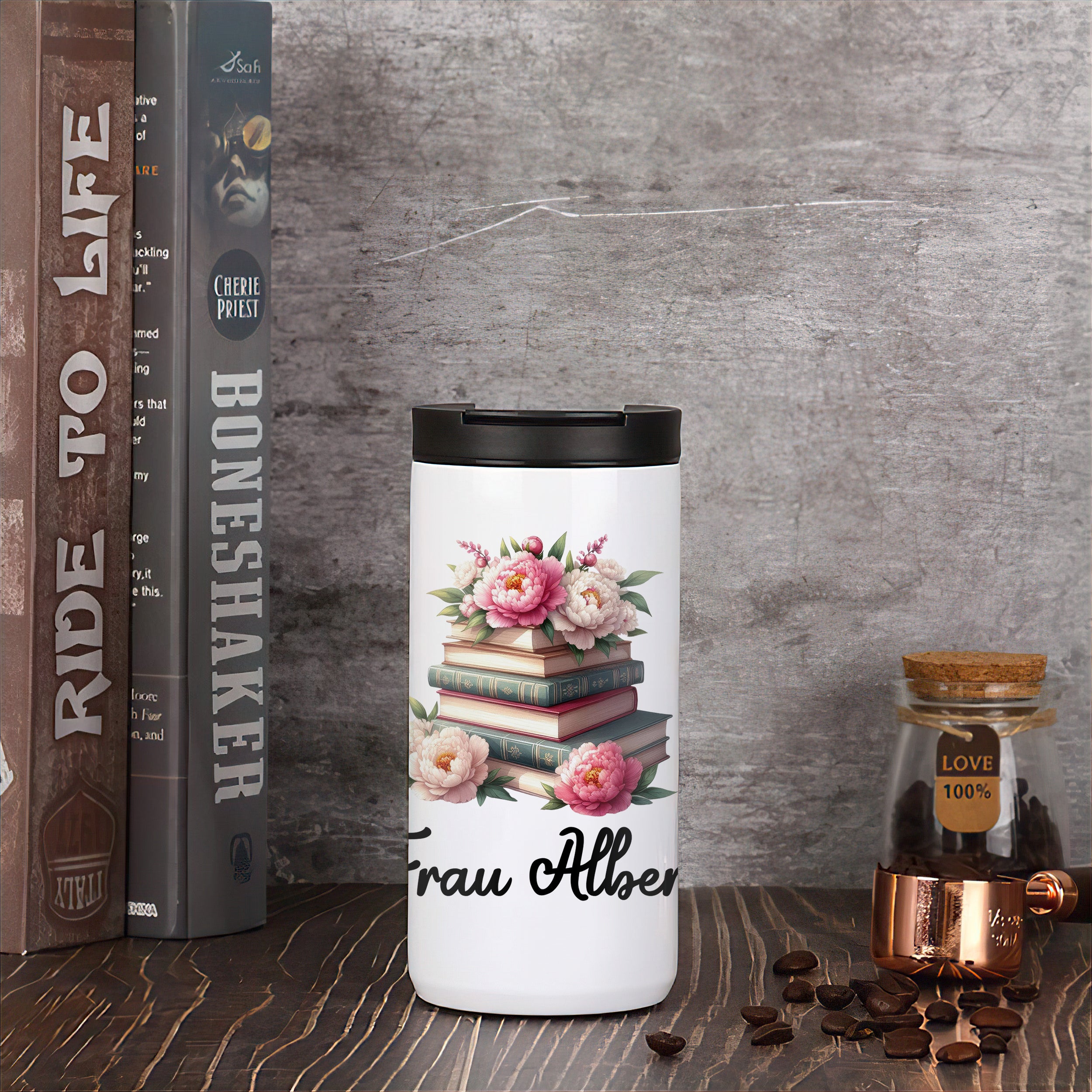Thermo-Kaffeebecher mit Büchern, Rosen und Wunschname in Wohnszene