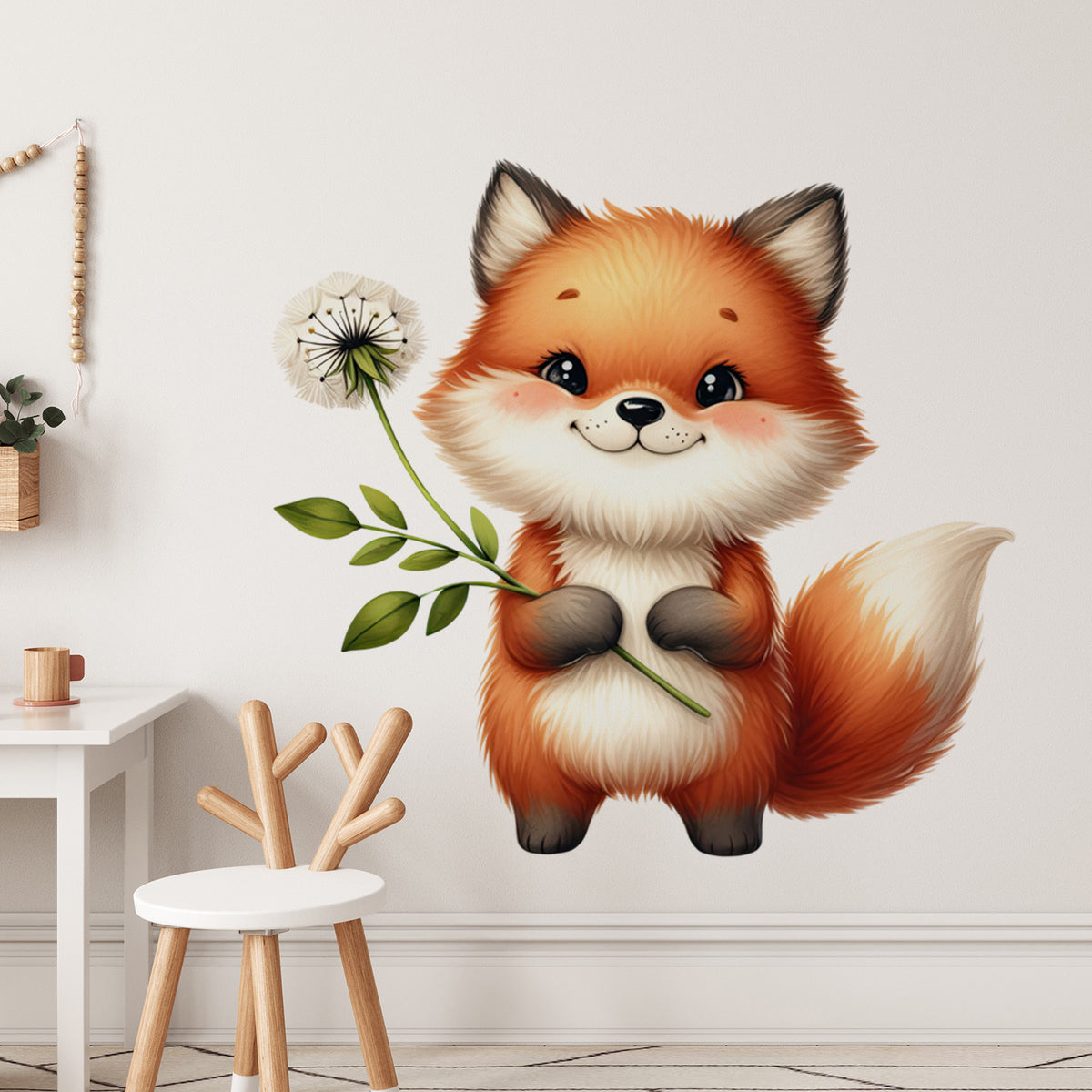 Niedlicher roter Fuchs mit Pusteblume und grünen Blättern.