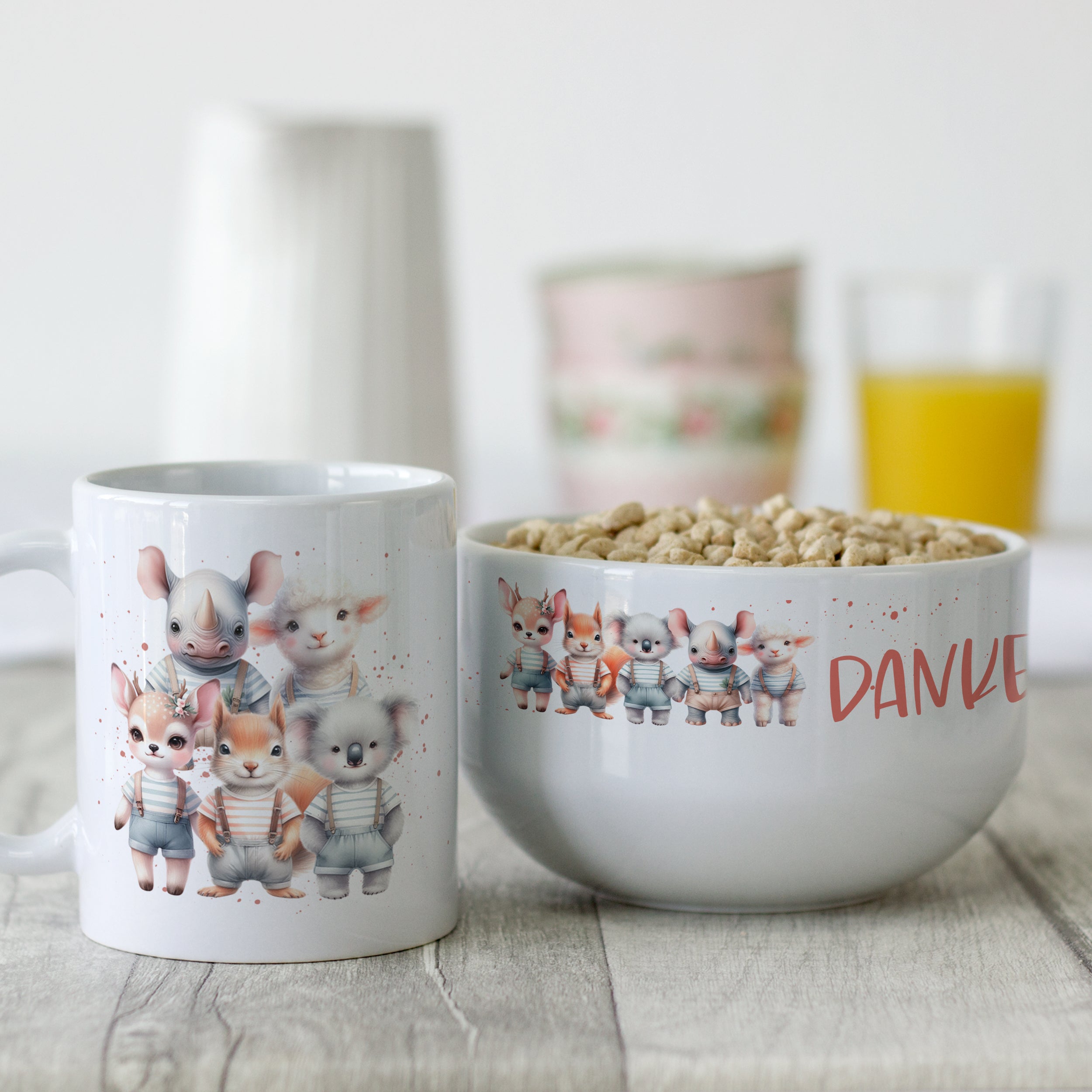 Tasse und Schüssel mit niedlichen Tiermotiven, grau.