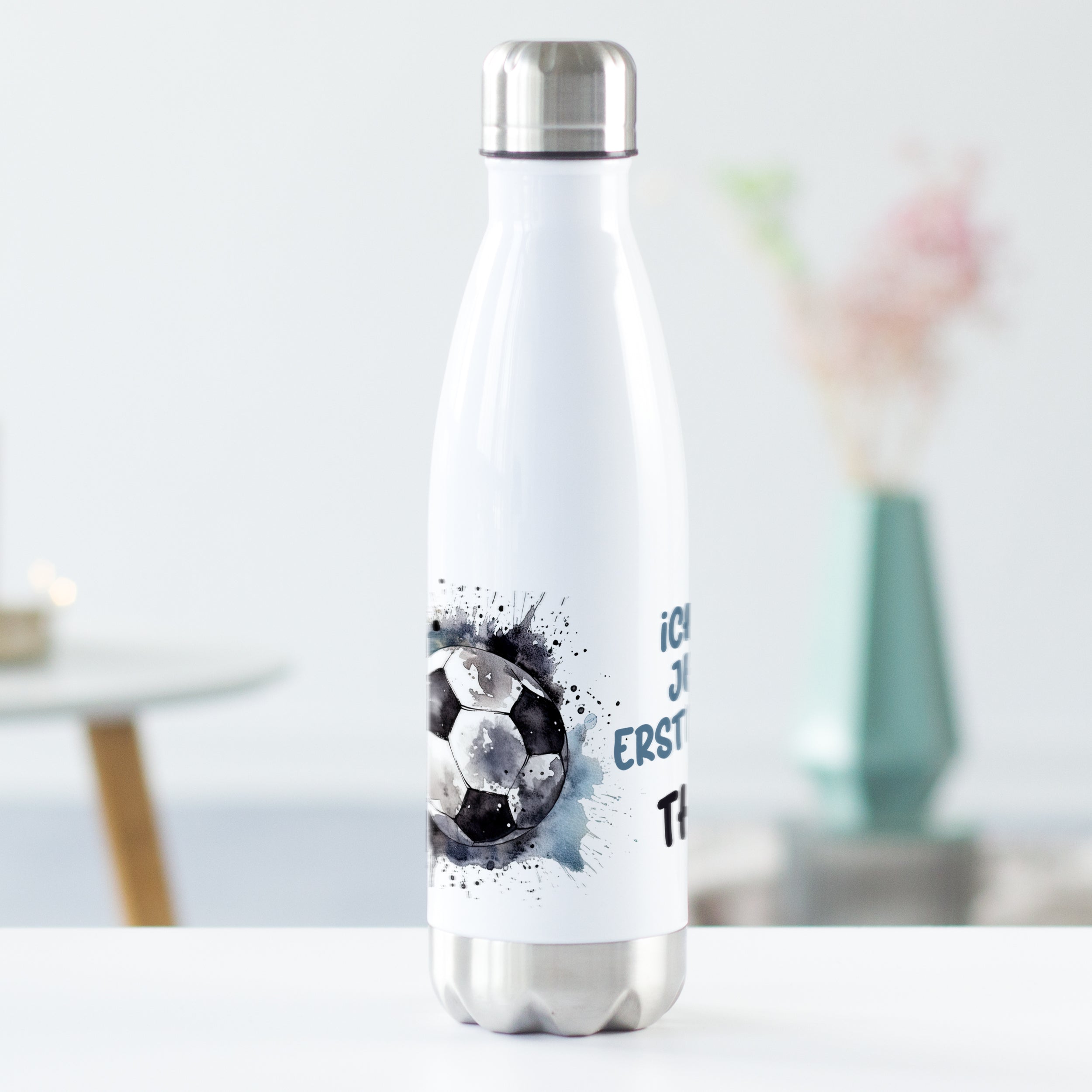 Weiße Edelstahl-Trinkflasche mit Fußball-Motiv und Text.