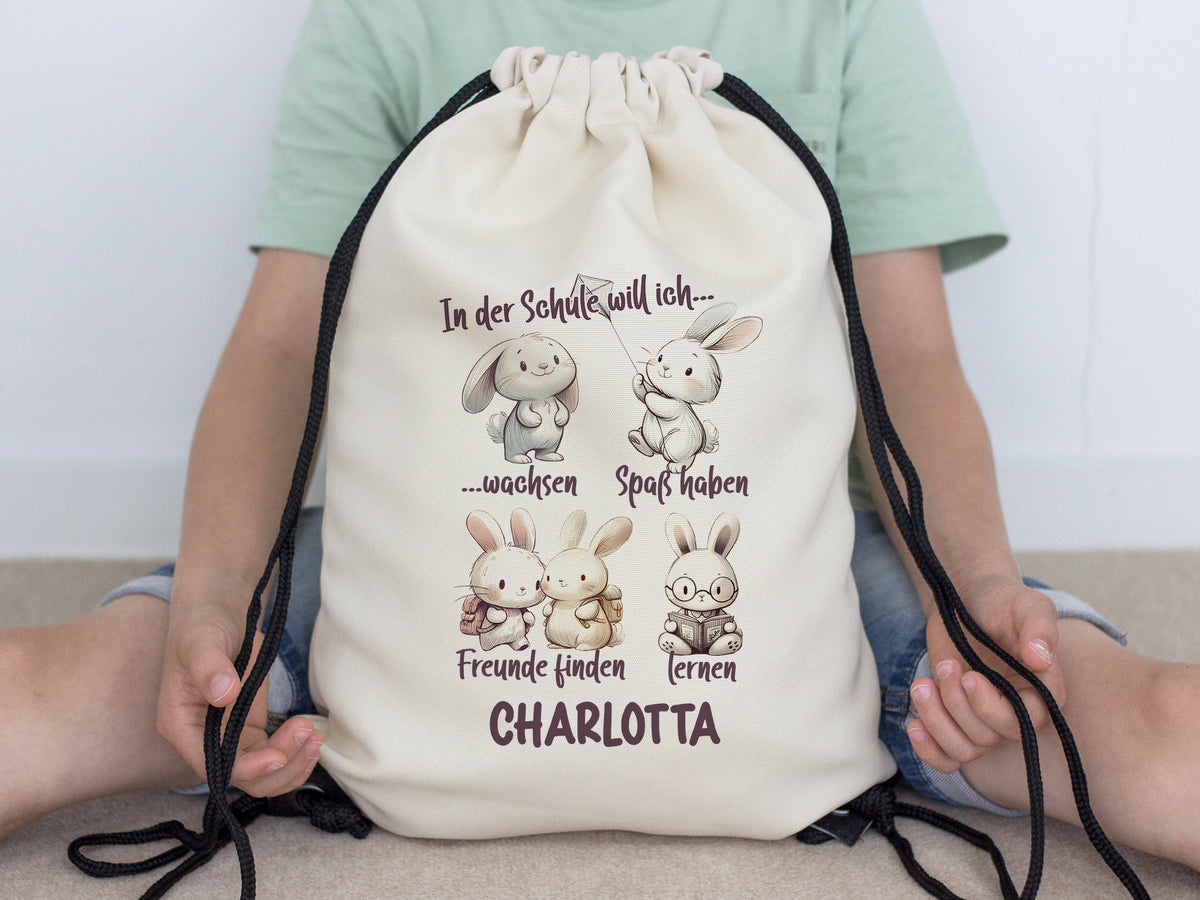 Beige Turnbeutel mit Hasenmotiven und personalisiertem Namen.