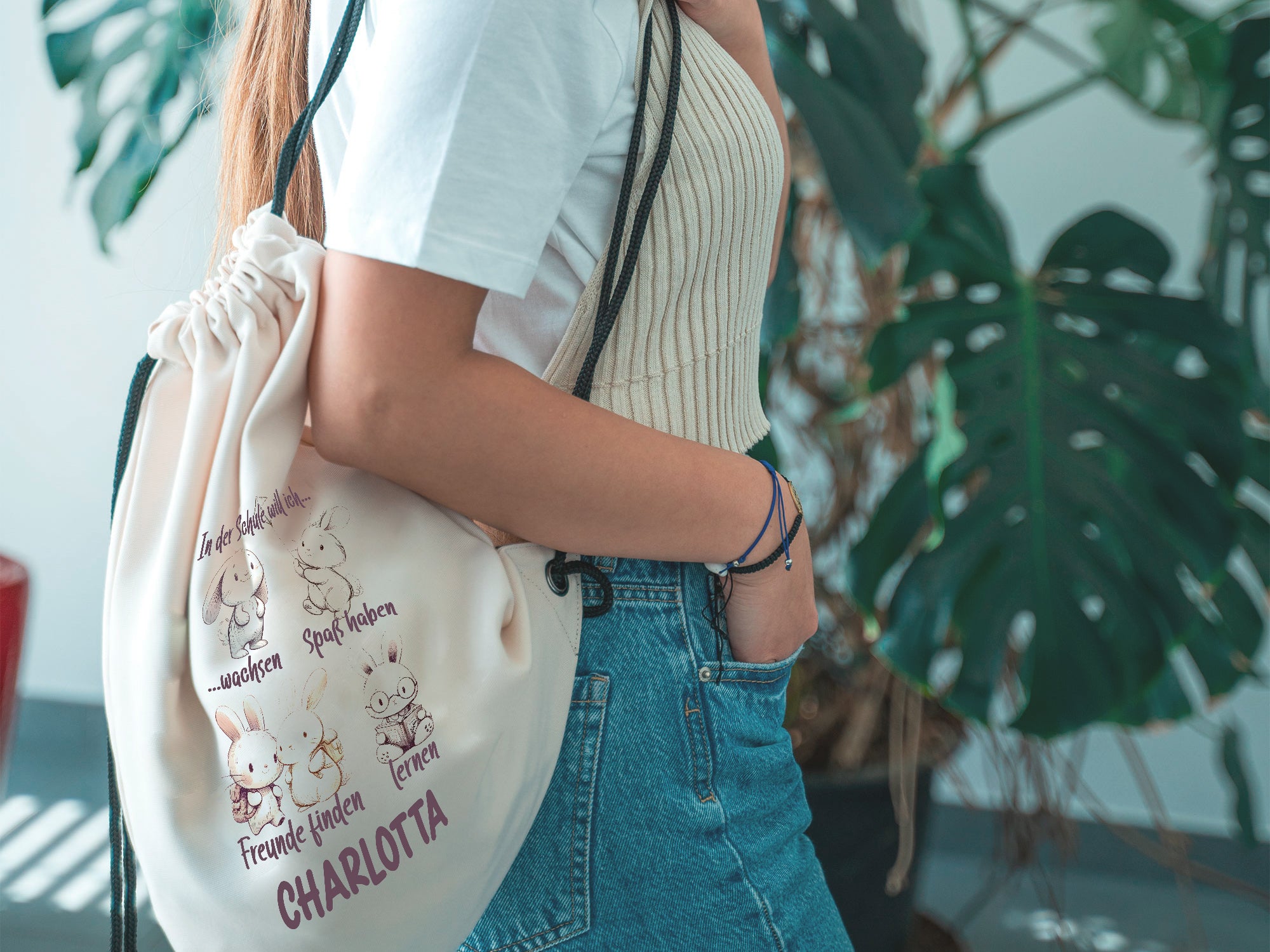 Beige Stofftasche mit Tiermotiven und dem Namen "CHARLOTTA".