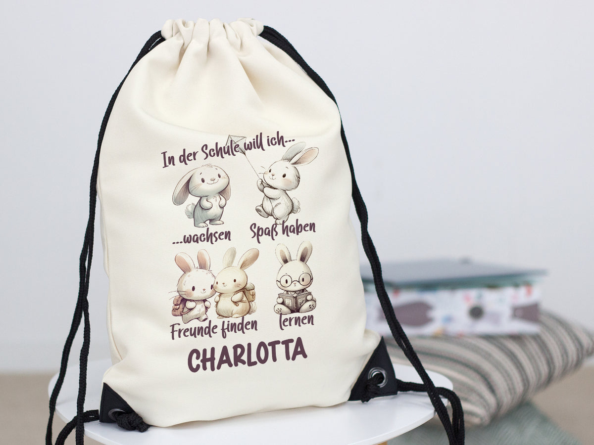 Beige Turnbeutel mit Hasenmotiven und personalisiertem Namen.