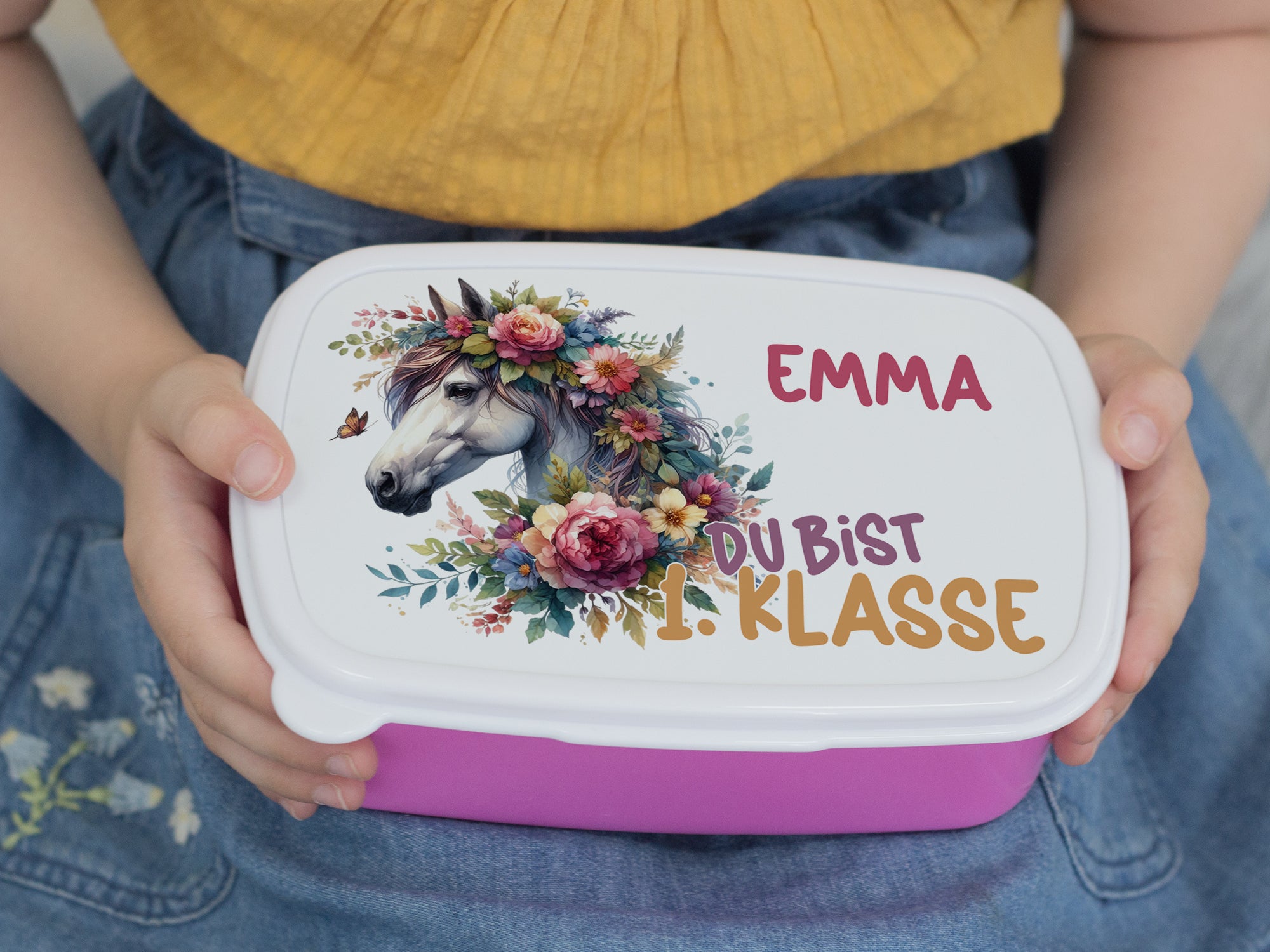 Bunte Brotdose mit Einhorn-Motiv und persönlichem Namen.