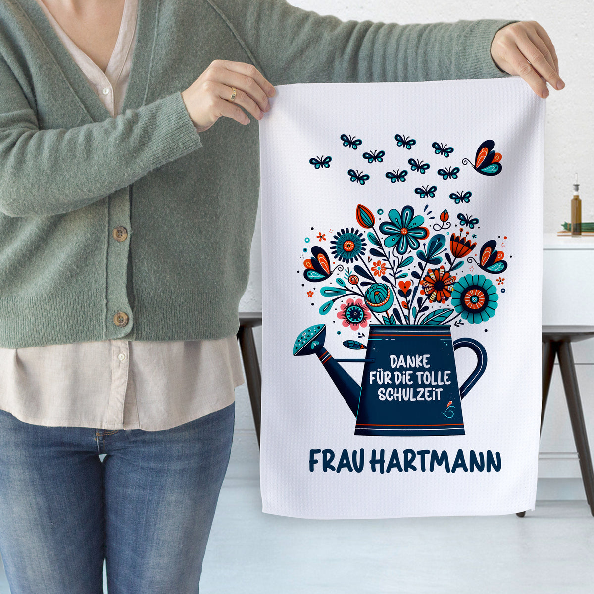 Blumenmotiv auf Handtuch, blau, mit Dankestext für Frau Hartmann.