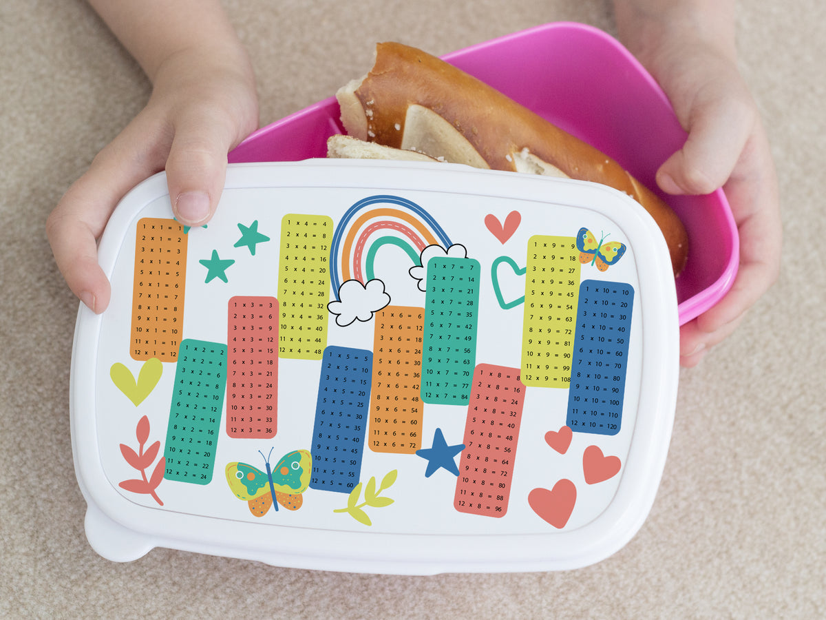Bunte Brotdose mit Regenbogen und Schmetterlingen.