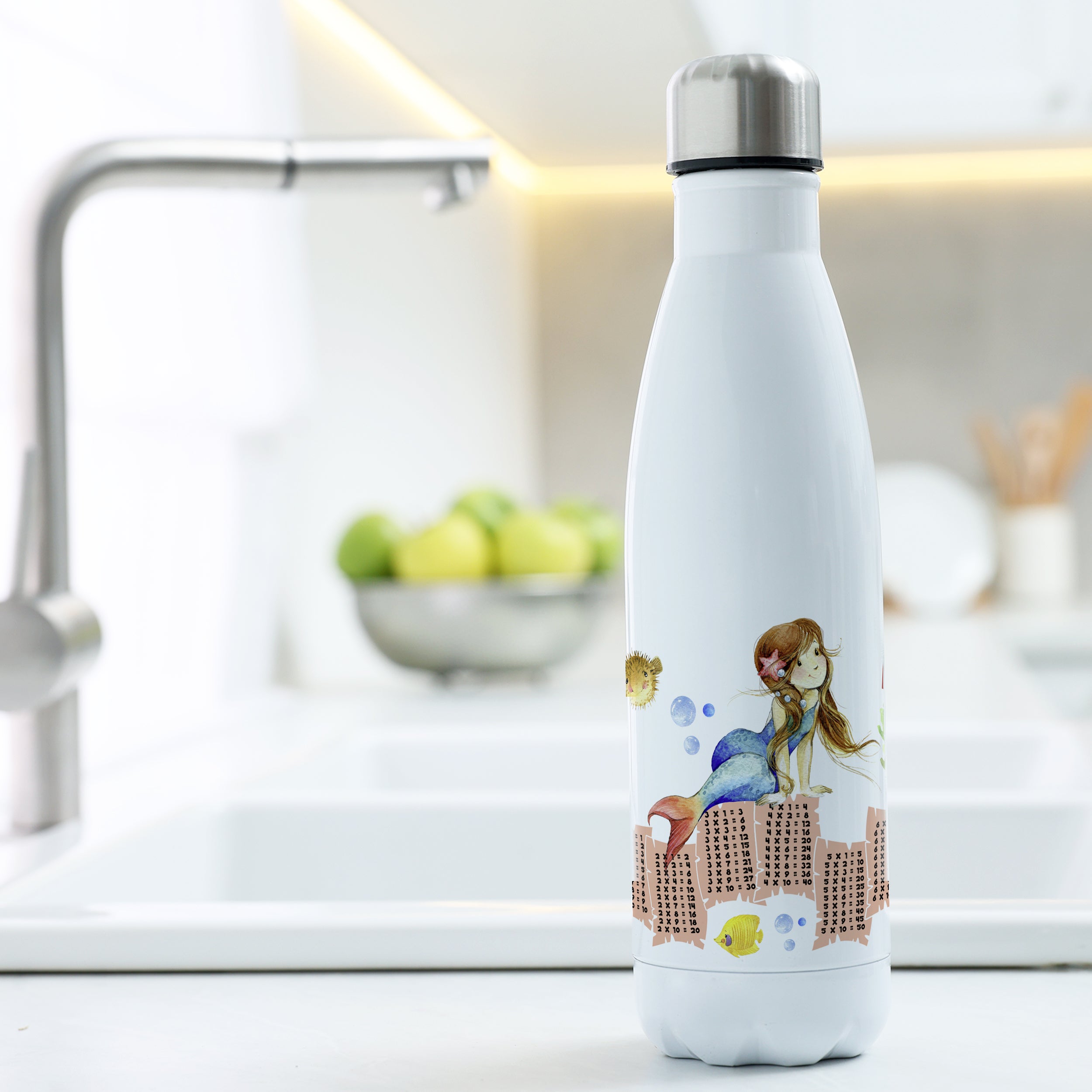 Weiße Edelstahl-Trinkflasche mit Meerjungfrau-Design.