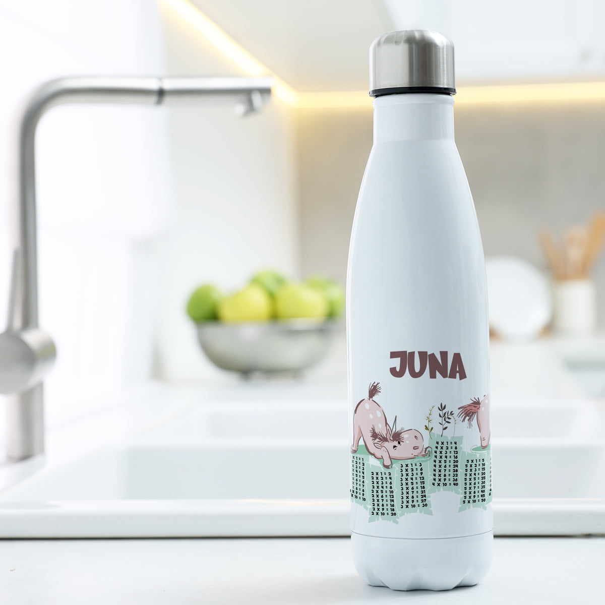 Weiße Trinkflasche mit Tiermotiven und dem Namen "JUNA".