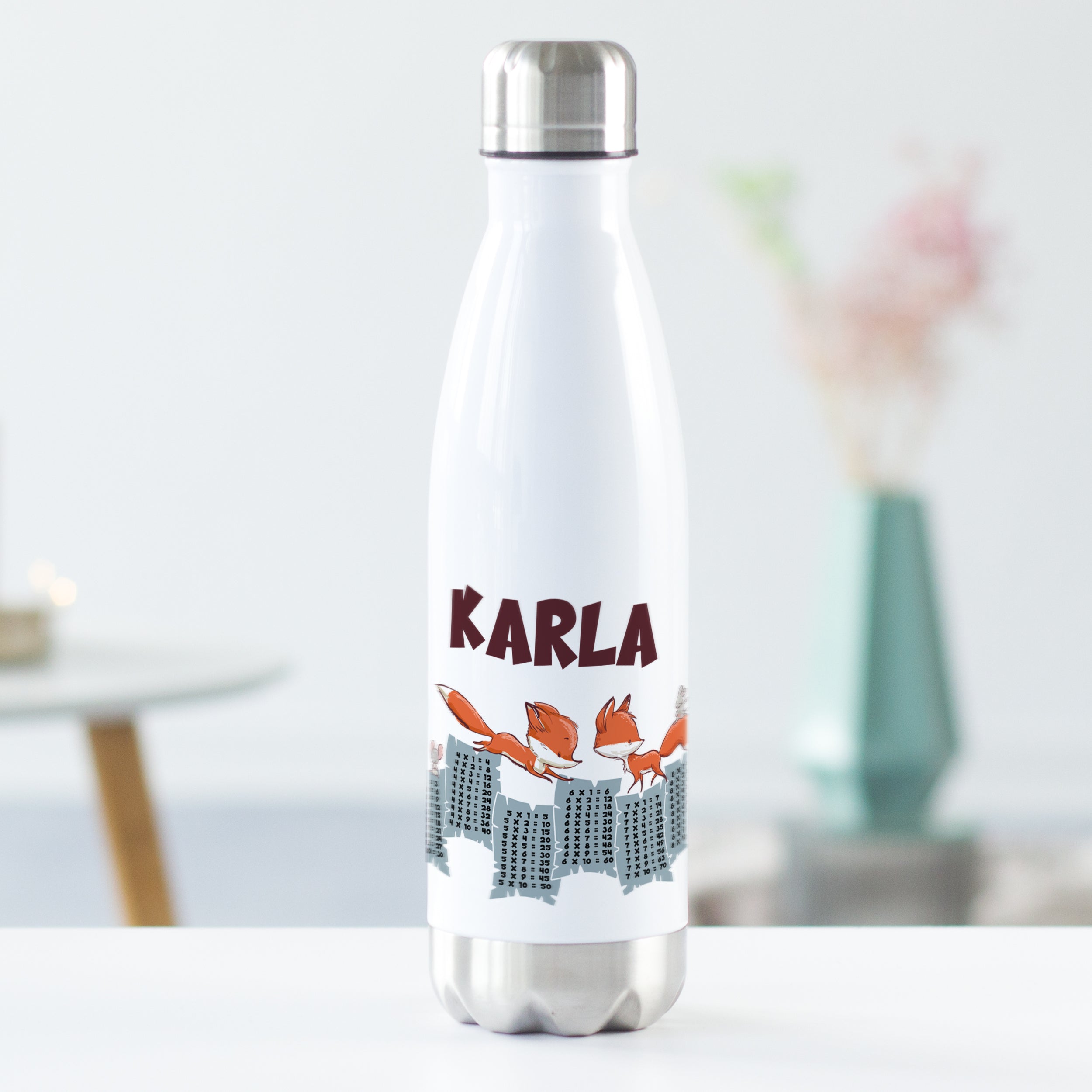 Weiße Edelstahl-Trinkflasche mit dem Namen "Karla" und Stadtmotiv.