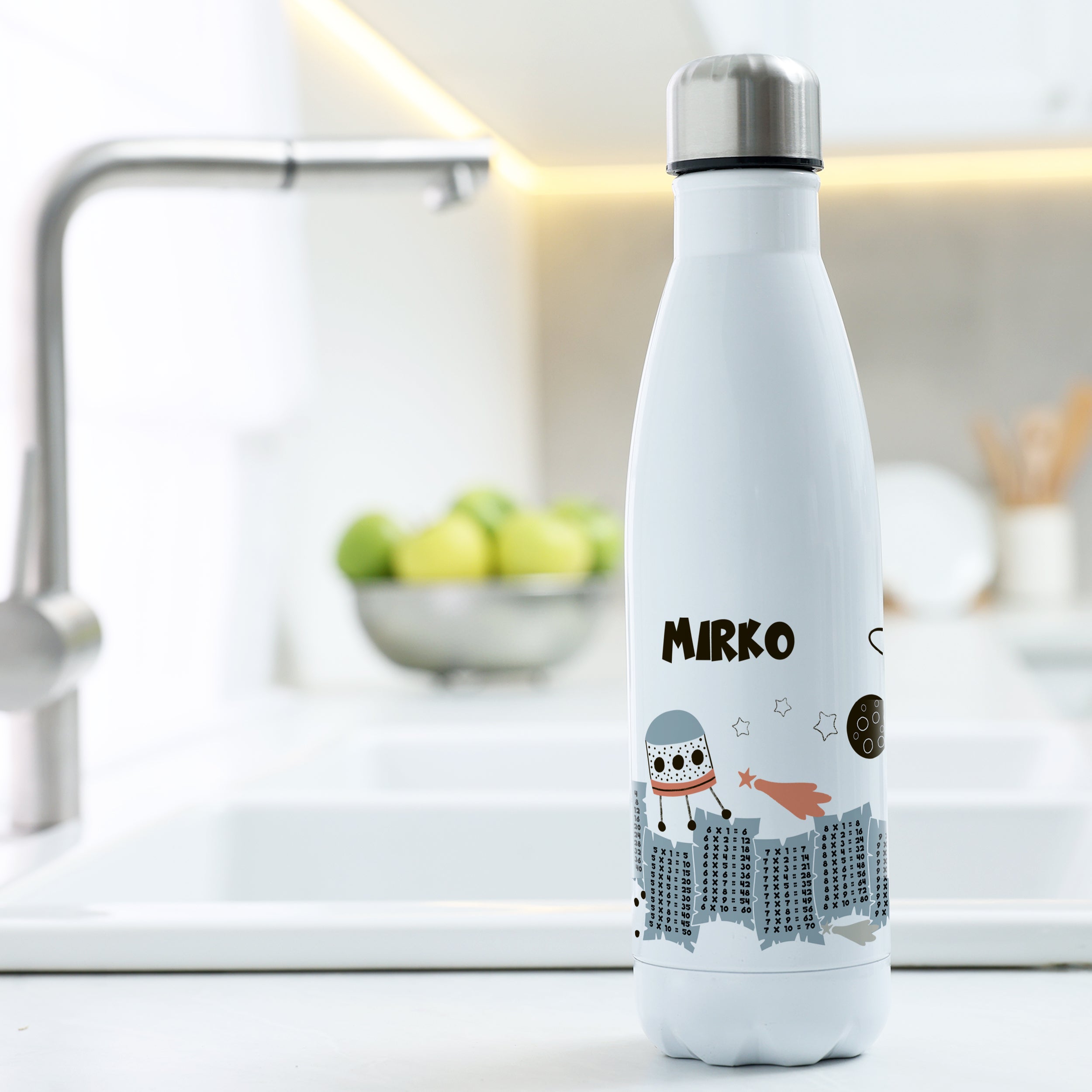Weiße Trinkflasche mit buntem Design und Namen "MIRKO".