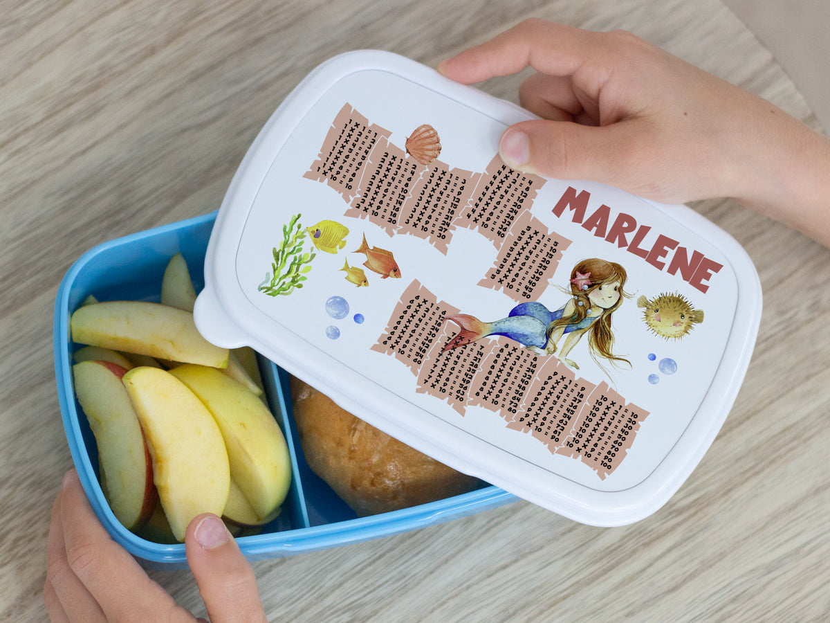 Blaue Brotdose mit Meerjungfrau-Design und Äpfeln.