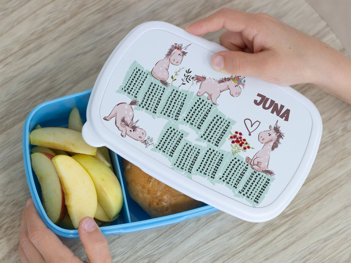 Bunte Brotdose mit Einhorn-Motiv und gesunden Snacks.
