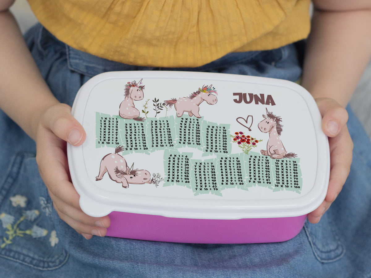 Bunte Brotdose mit Einhorn-Motiven und dem Namen JUNA.