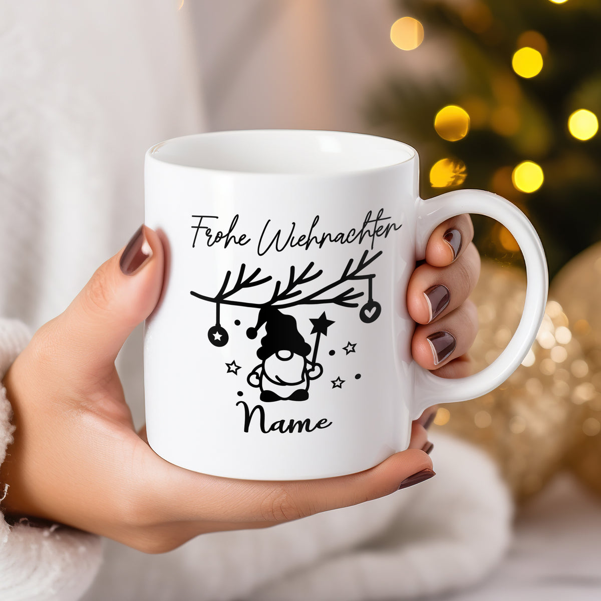 Weiße Tasse mit Weihnachtsmotiv und personalisierbarem Namen.