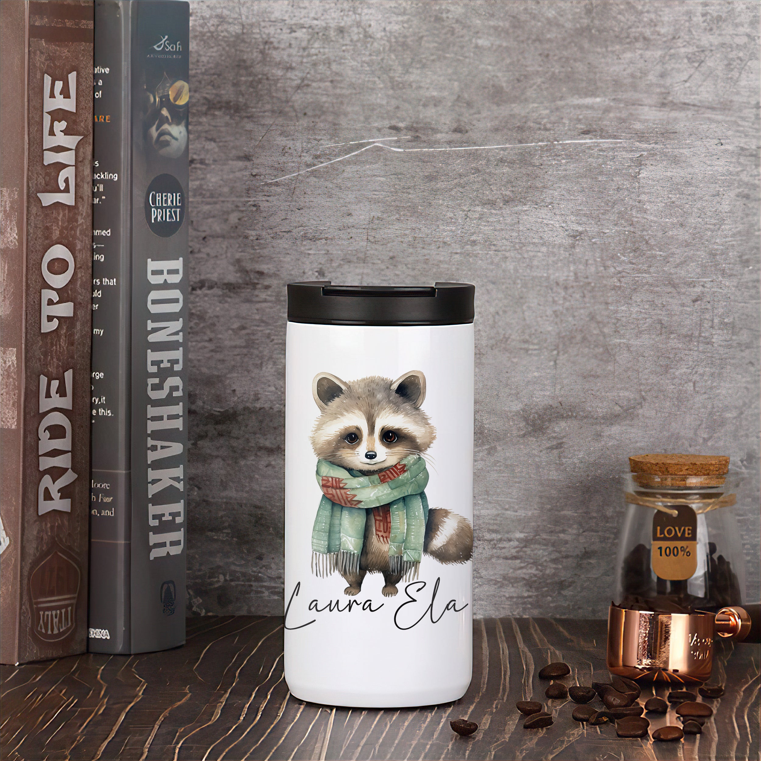 Weißer Kaffeebecher mit Waschbär-Illustration und Namen.