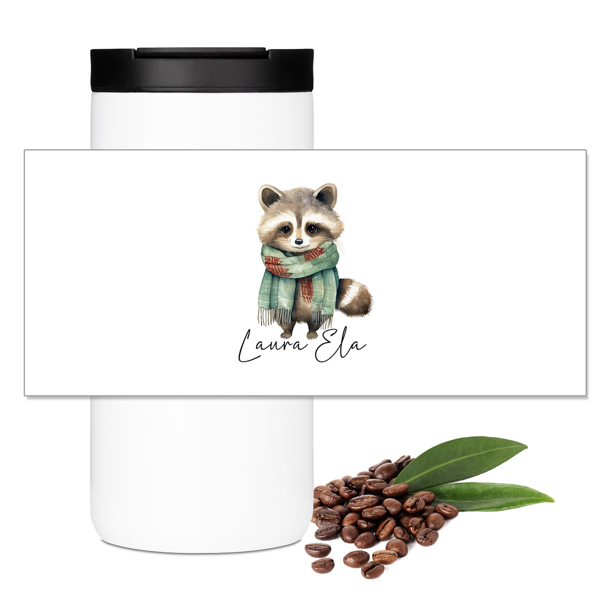 Weißer Kaffeebecher mit Waschbär-Illustration und grünem Schal.