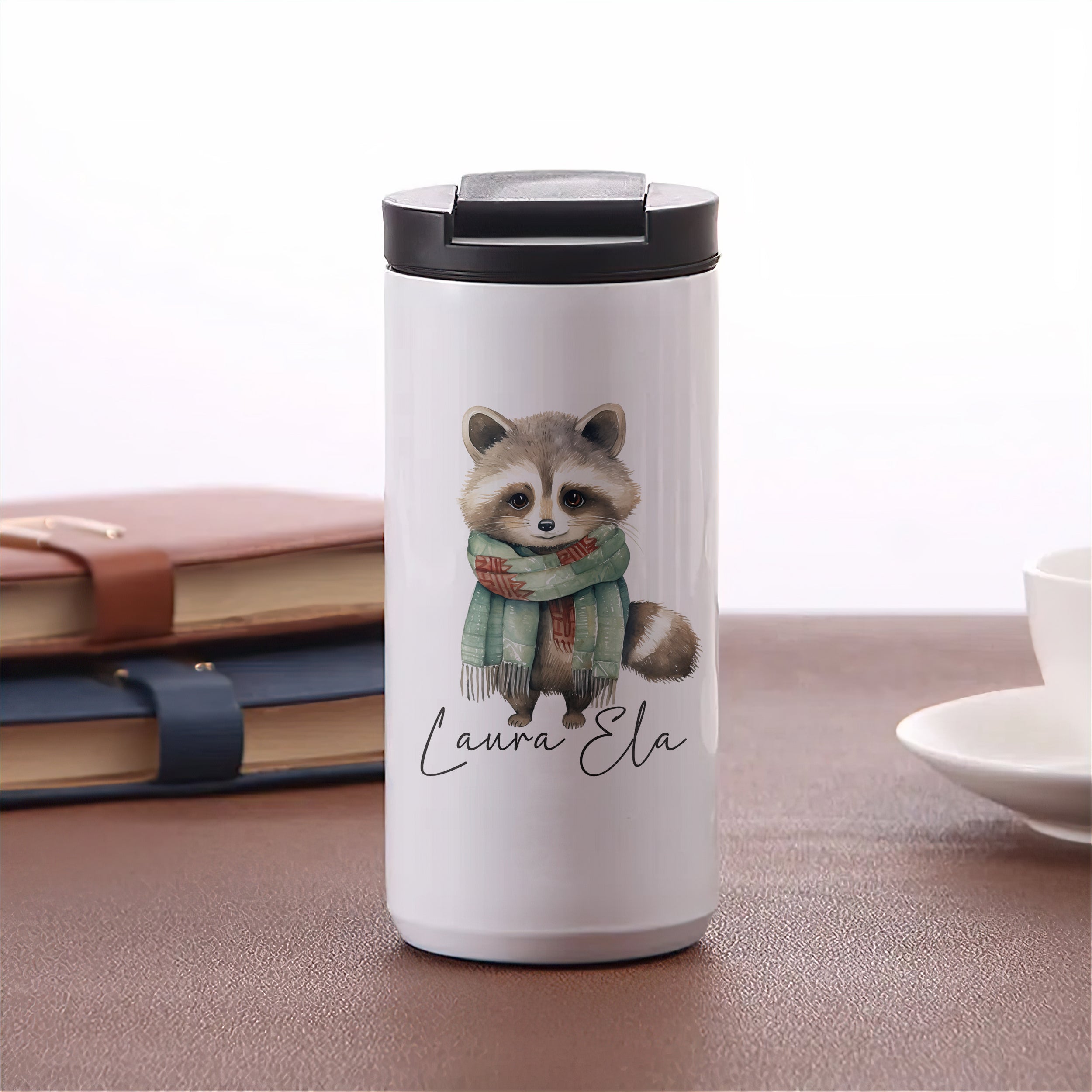 Weißer Thermobecher mit Waschbär-Motiv und personalisiertem Namen.