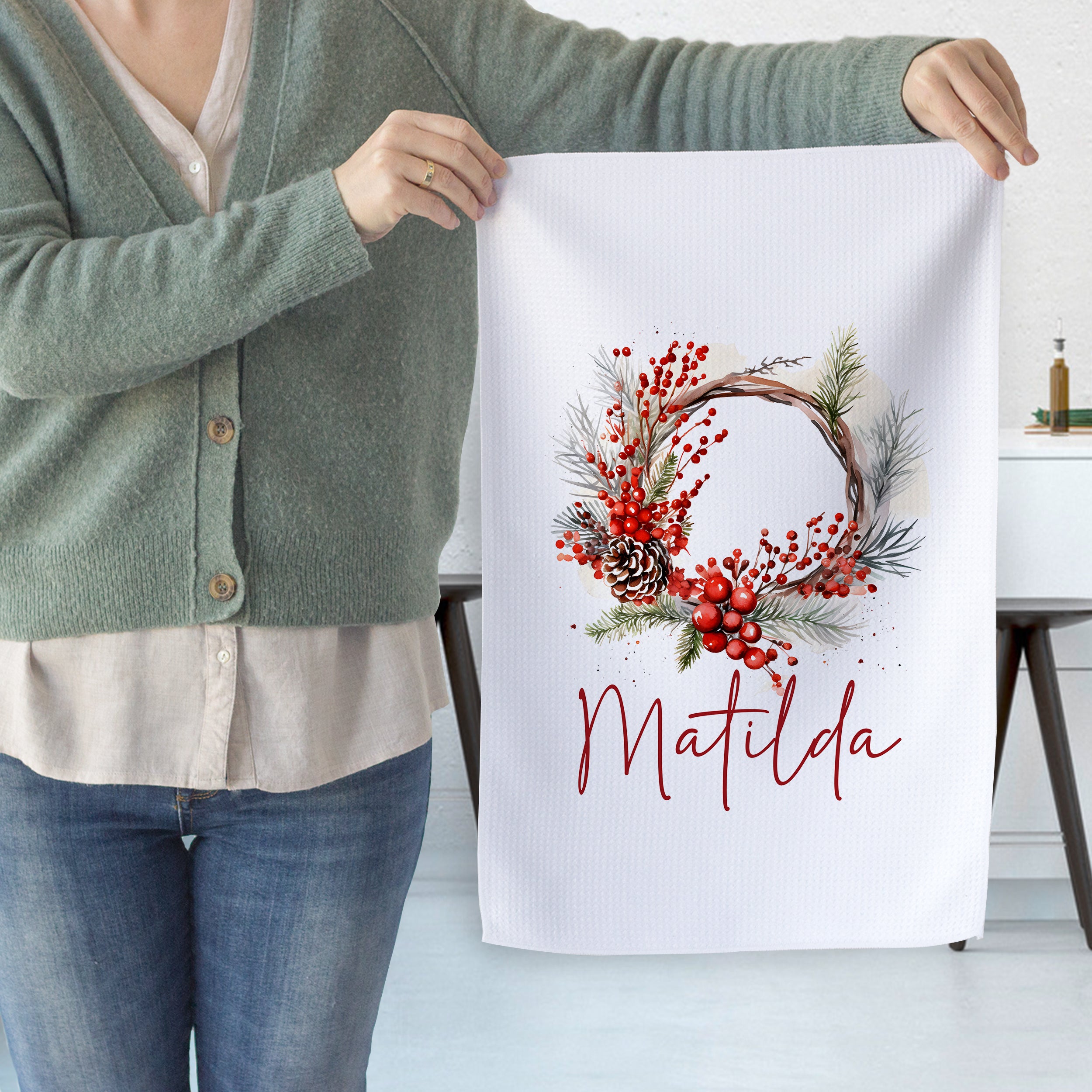 Weihnachtliche Dekoration mit rotem Kranz und Name Matilda.