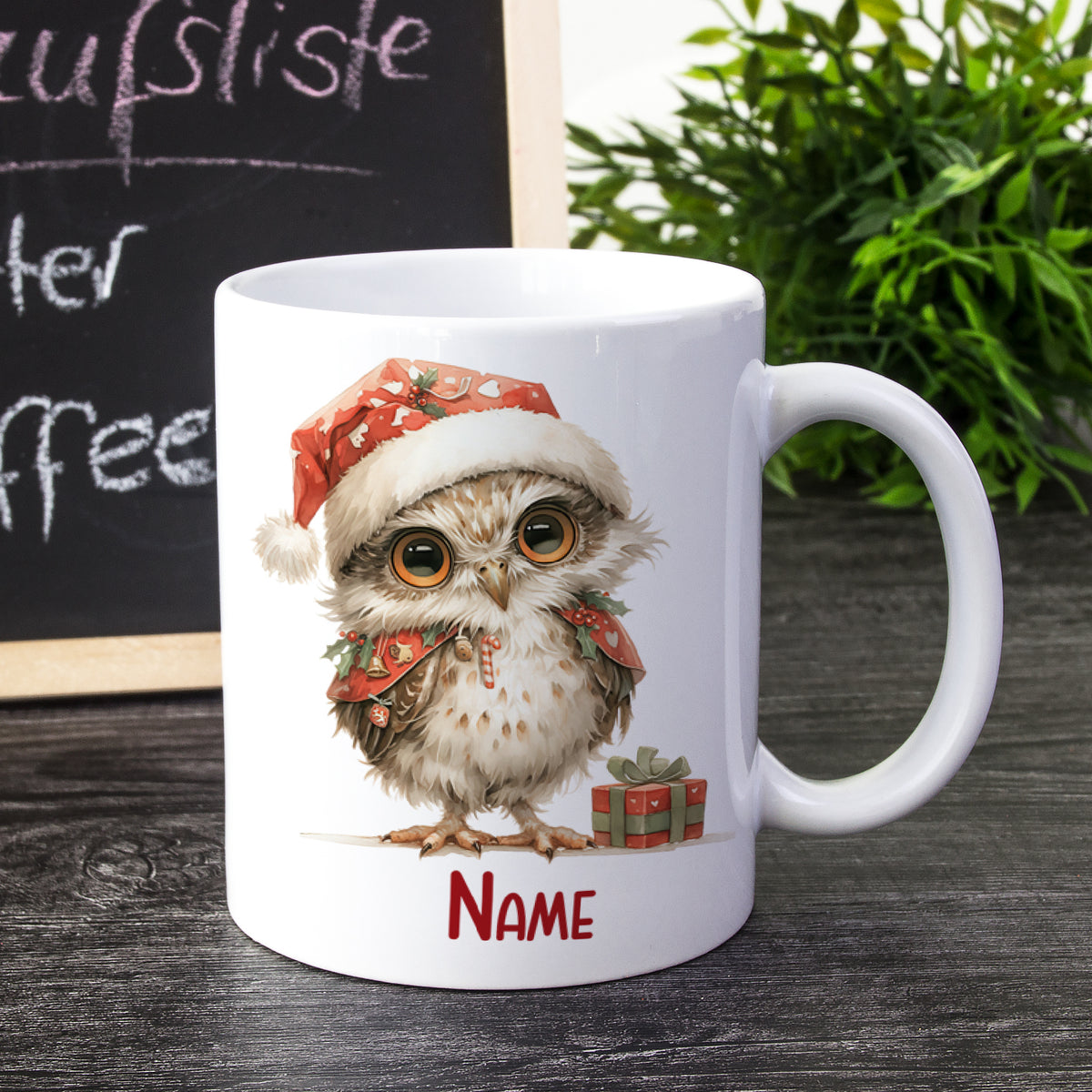 Kaffeetasse mit niedlicher Eule im Weihnachtsmann-Hut.