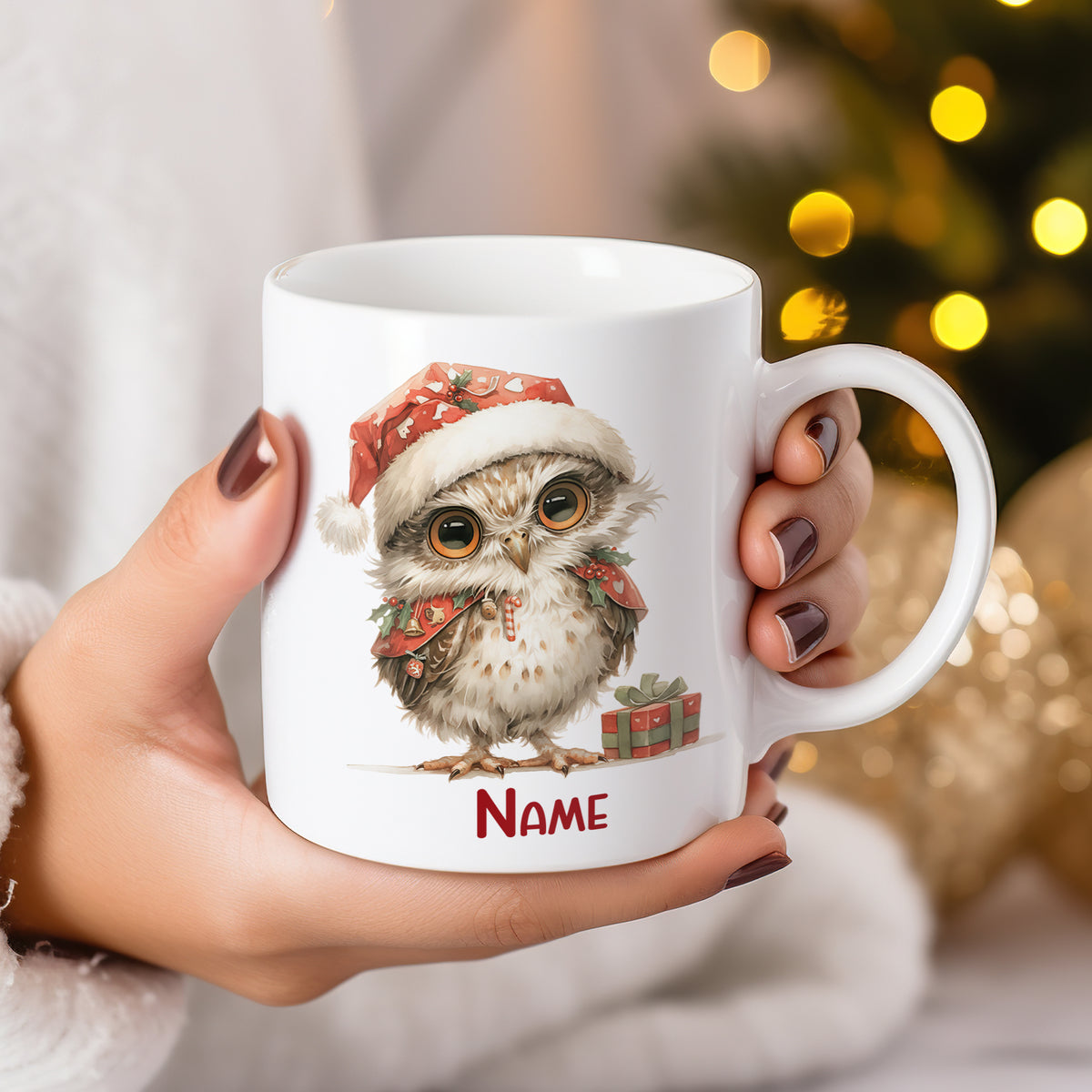 Tasse mit Eule, Weihnachtsmütze und Geschenken.