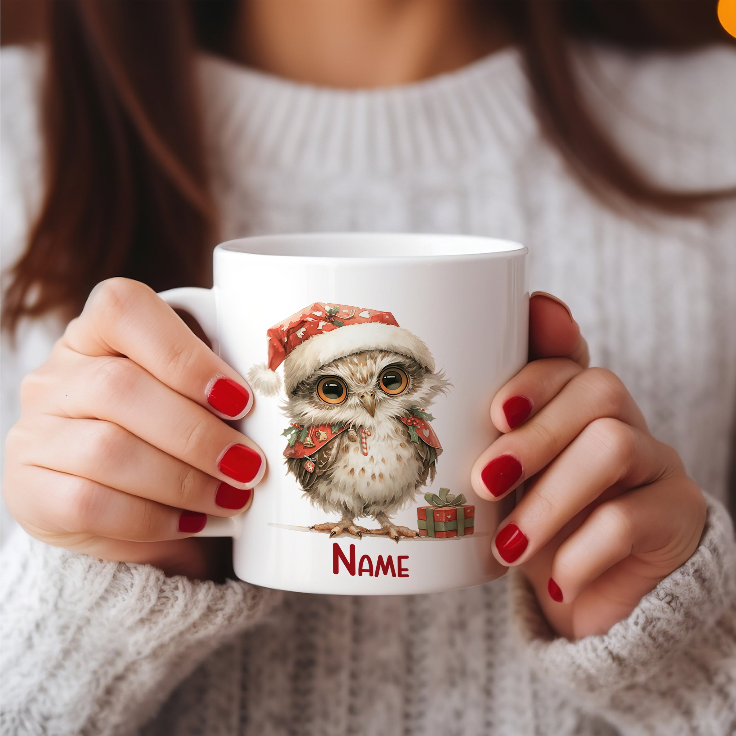 Kaffeetasse mit Eule, Weihnachtsmütze und personalisiertem Namen.