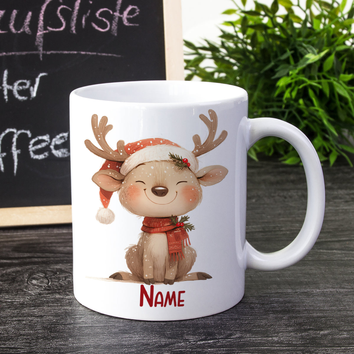 Kaffeetasse mit niedlichem Rentier, rot-weißer Weihnachtsmütze.