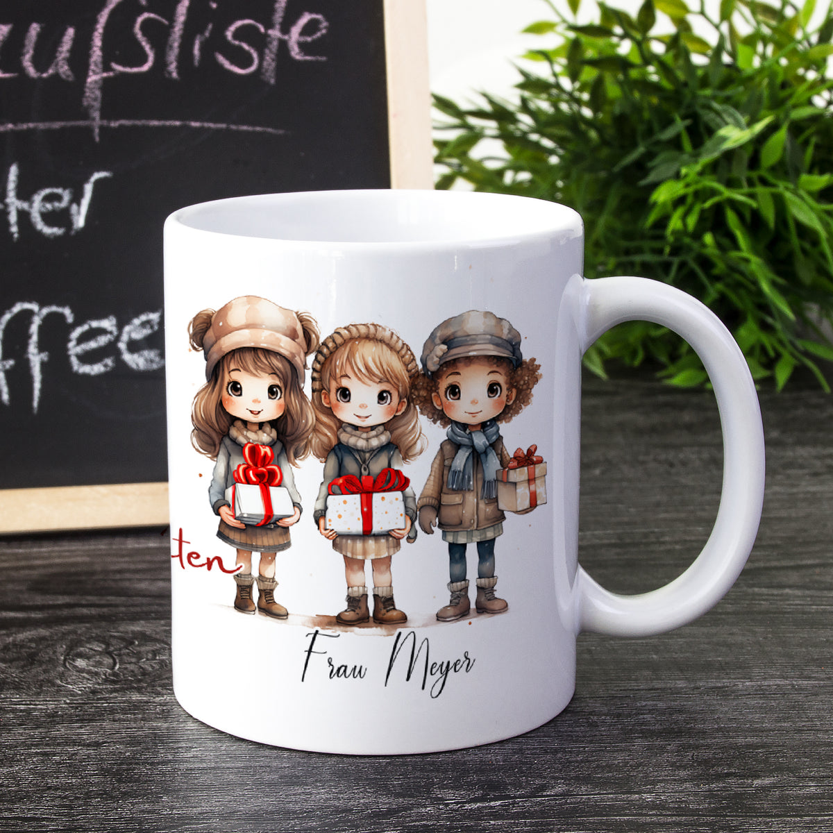 Tasse mit drei Kindern, Geschenken und persönlichem Namen.