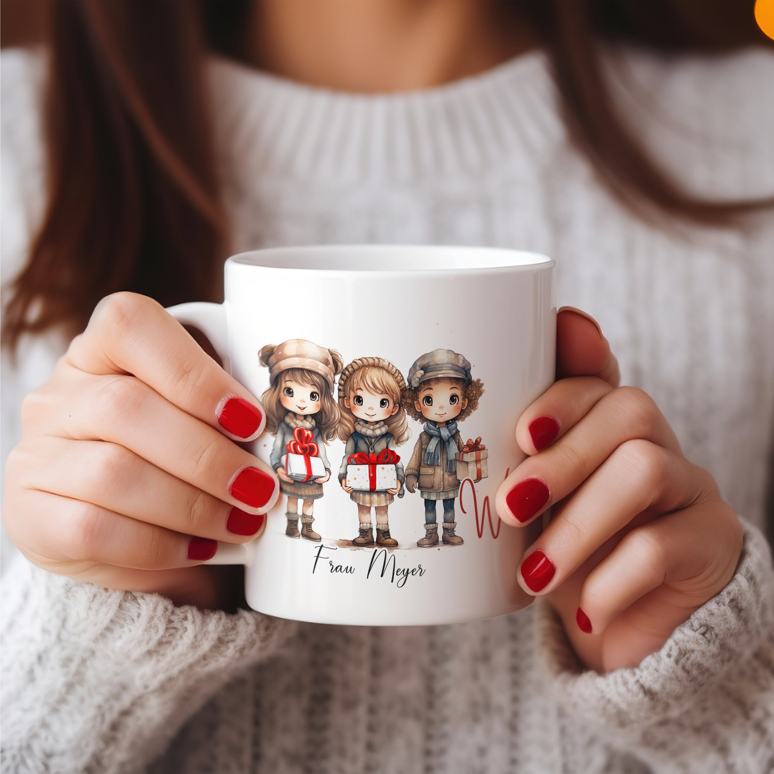 Weißer Becher mit drei niedlichen Figuren und Namen.