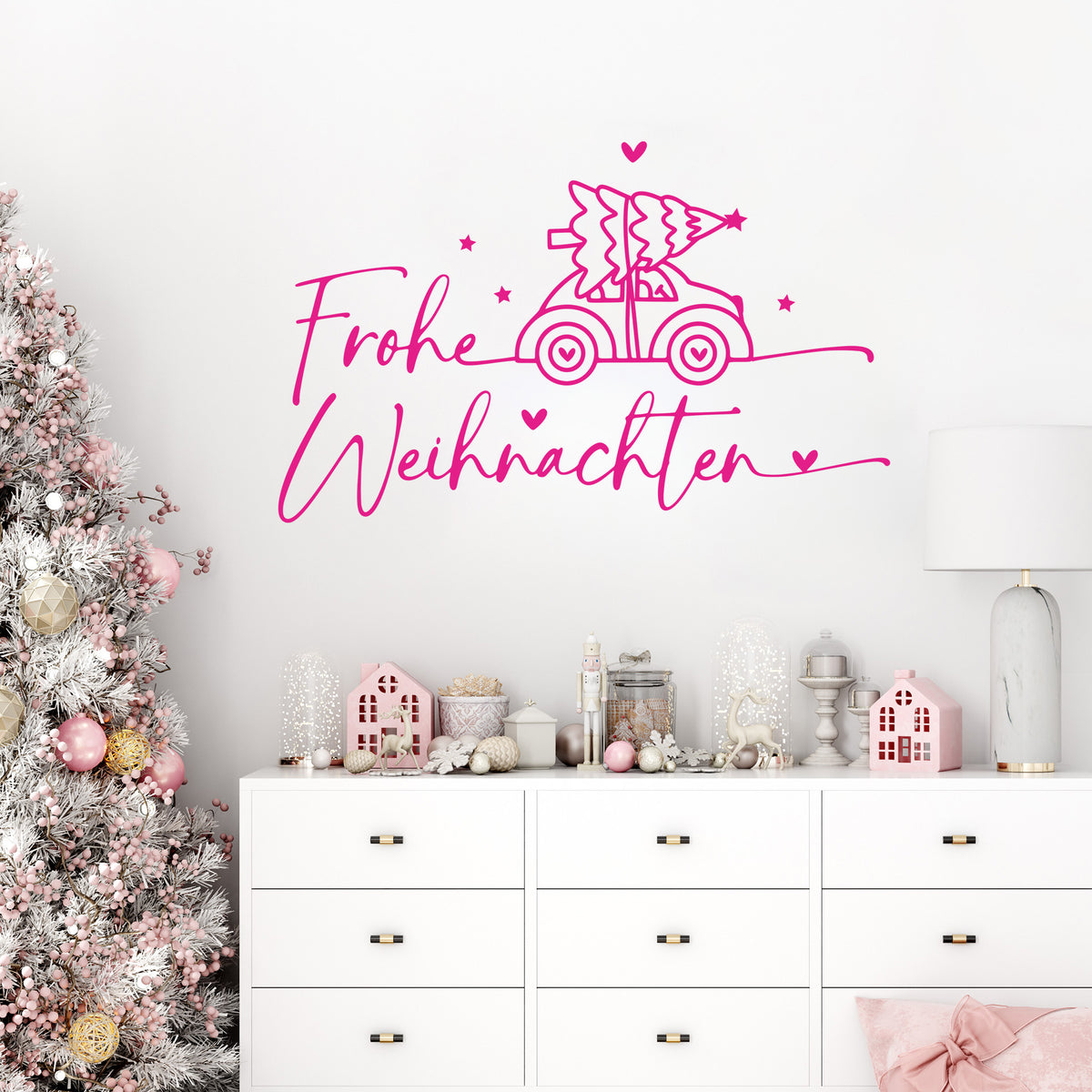 Rosa Weihnachtsdeko mit Auto und Tannenbaum, „Frohe Weihnachten“.