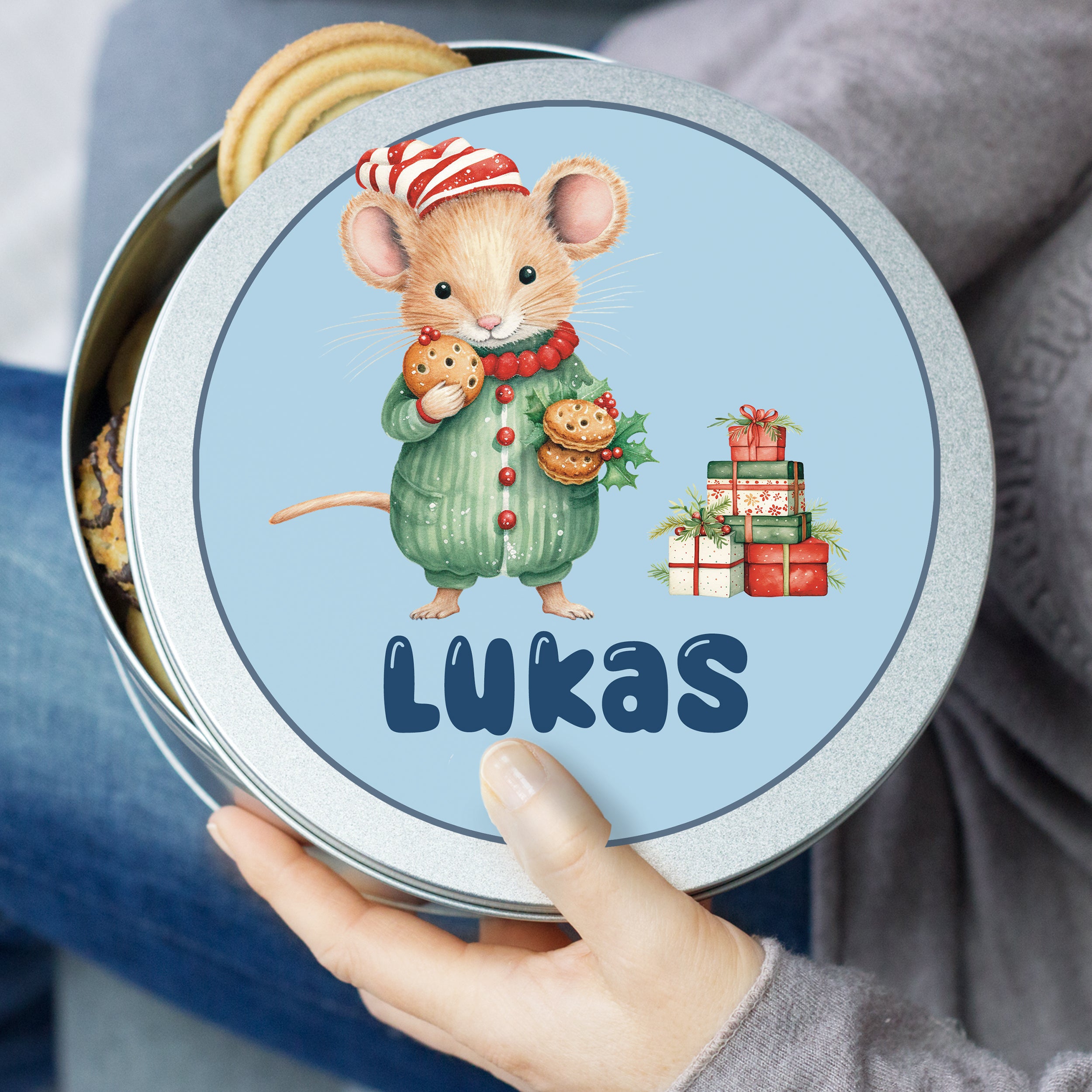 Kekse Dose mit Maus, grünem Pullover und Geschenken.